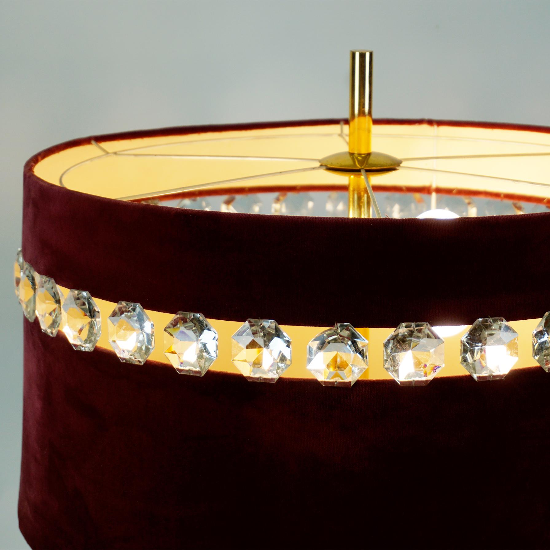 Österreichische Stehlampe aus Messing und Kristallglas aus der Mitte des Jahrhunderts mit rotem Samtschirm im Angebot 2