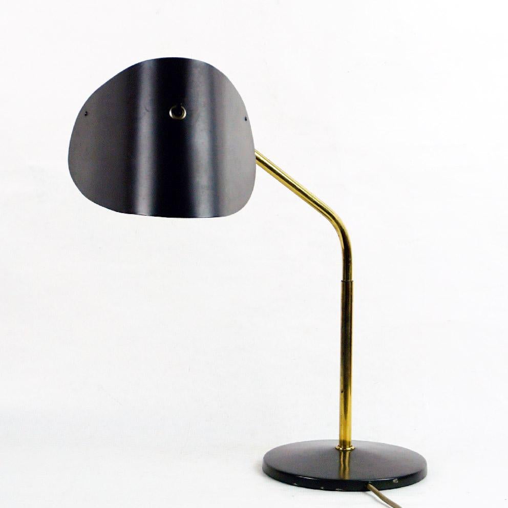 This Rare and Iconic Austrian Mid-Century Modern brass table or desk lamp was designed by Karl or Franz Hagenauer ca 1955 and produced by Werkstätte Hagenauer Vienna.
It features a sculptural construction with cast iron foot, the system of brass
