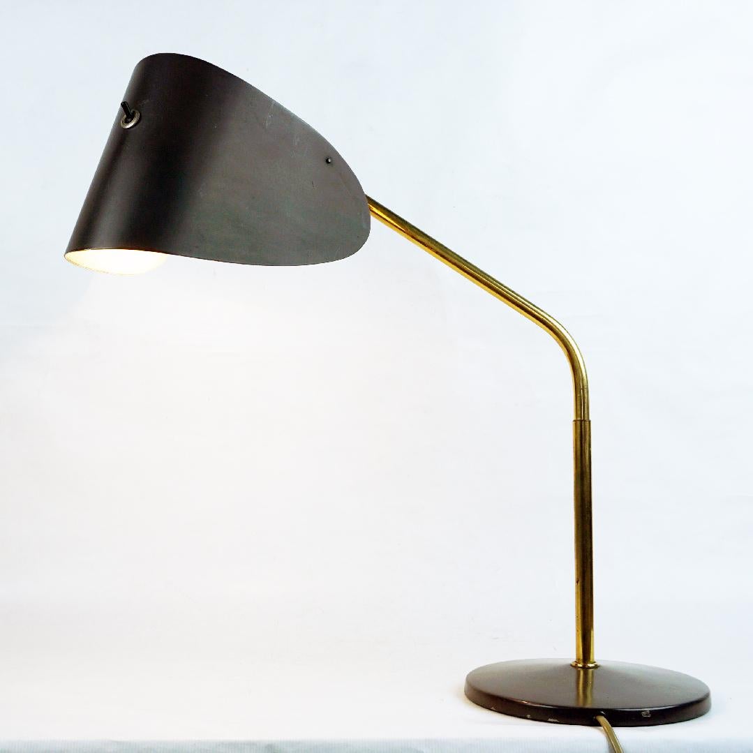 Austrian Midcentury Brass and Grey Metal Table Lamp by Hagenauer Vienna For Sale 2