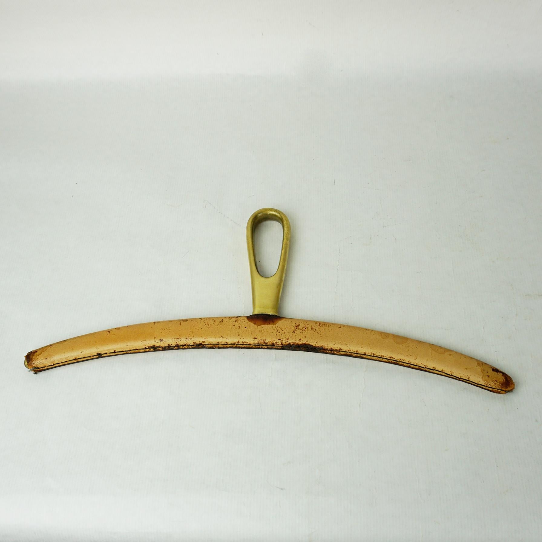 This rare brass and cognac brown leather cloth hangers have been designed and manufactured by Carl Auböck in the 1950s in Vienna Austria, Mod. no. 3664. one of them marked Auböck.
As the brass remains in beautiful condition the handstitched cognac