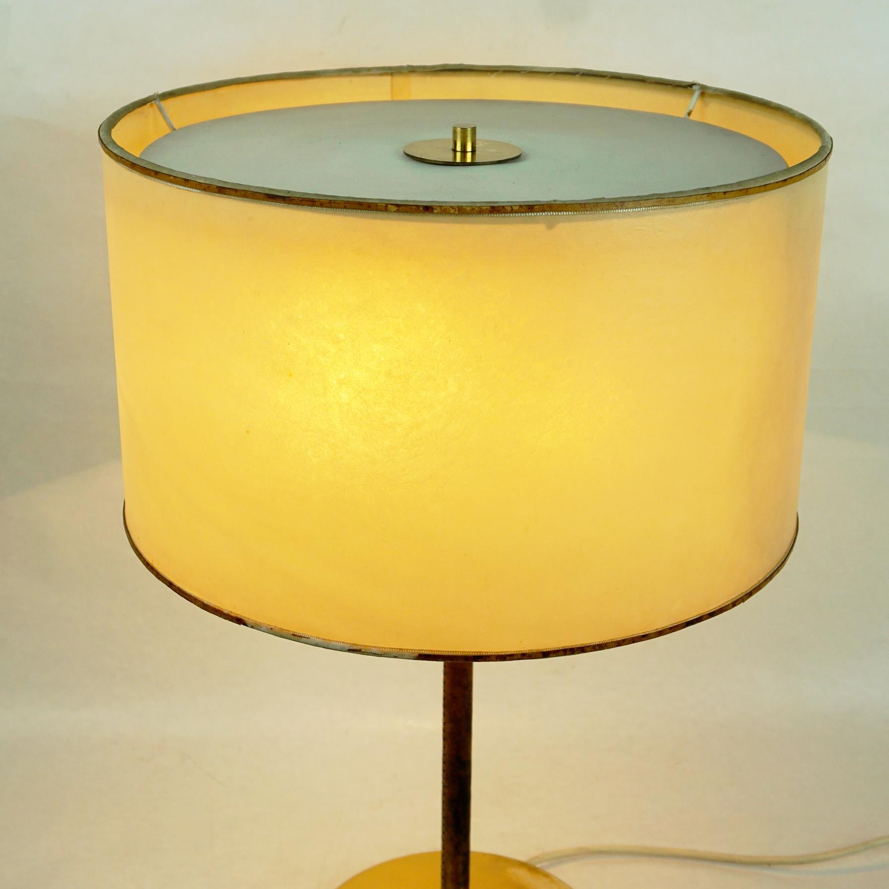 Austrian Midcentury Brass and Leather Table Lamp Mod. 1268 Essen by J. T. Kalmar For Sale 4