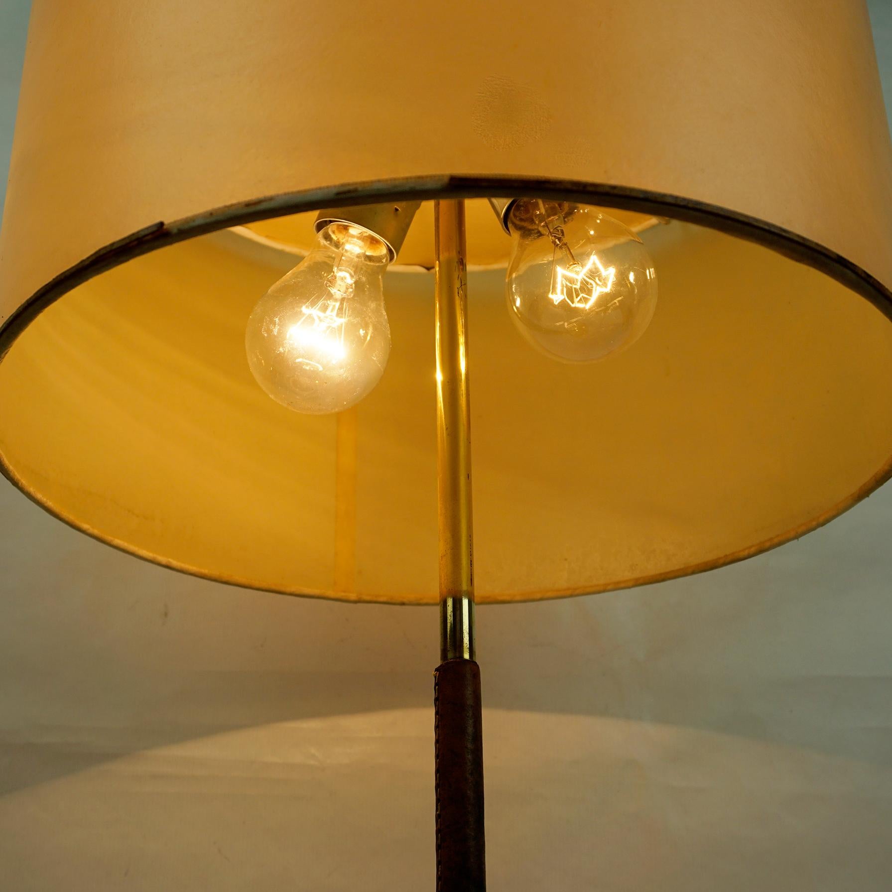 Austrian Midcentury Brass and Leather Table Lamp Mod. 1268 Essen by J. T. Kalmar For Sale 5