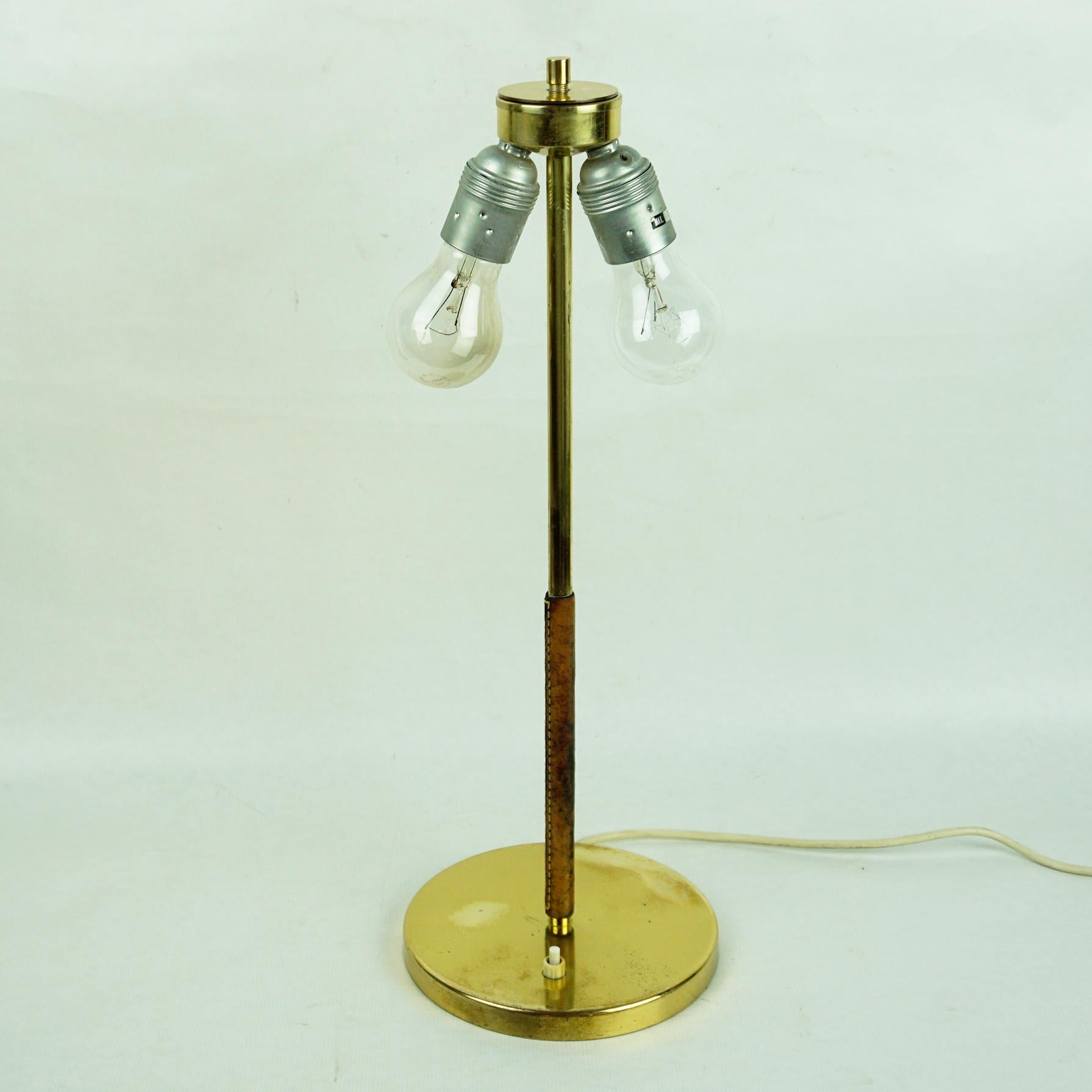 Austrian Midcentury Brass and Leather Table Lamp Mod. 1268 Essen by J. T. Kalmar For Sale 6