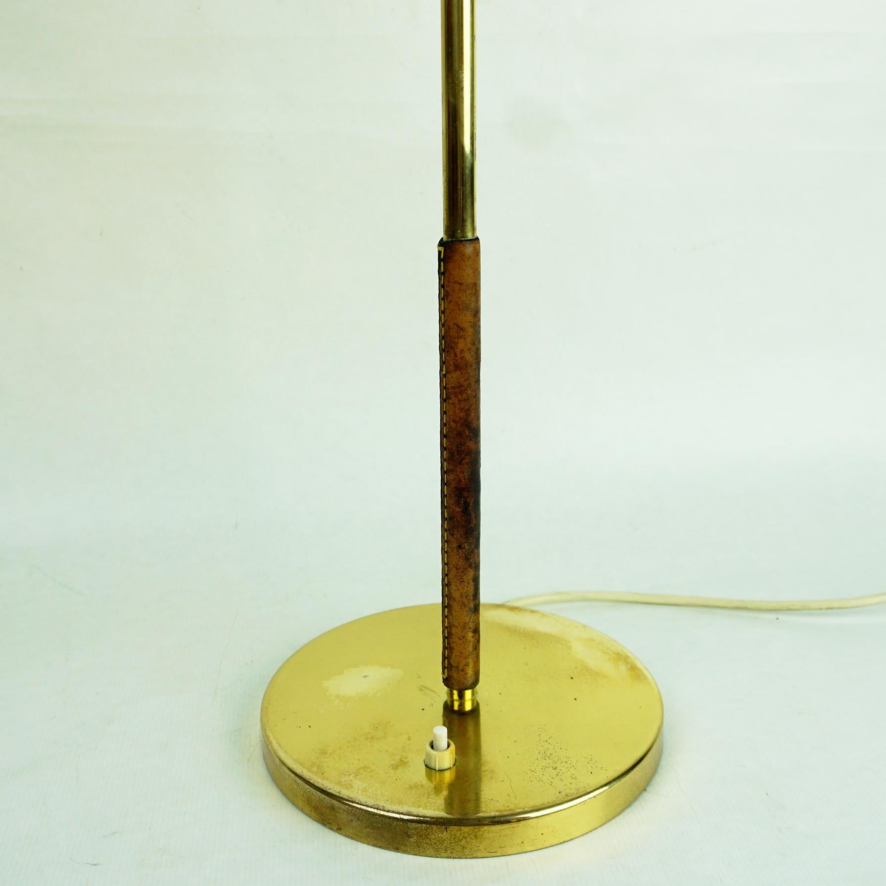 Austrian Midcentury Brass and Leather Table Lamp Mod. 1268 Essen by J. T. Kalmar For Sale 8