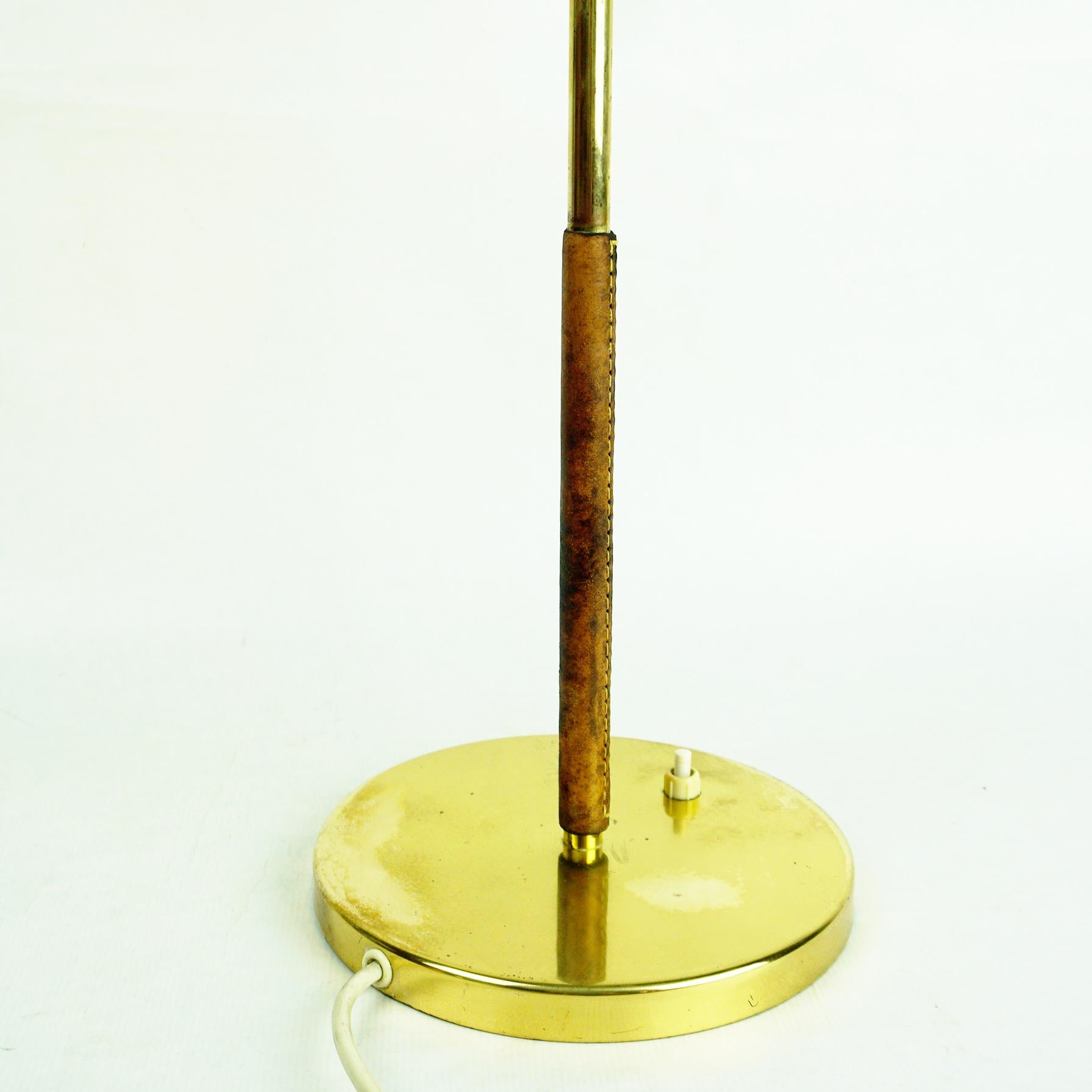 Austrian Midcentury Brass and Leather Table Lamp Mod. 1268 Essen by J. T. Kalmar For Sale 9
