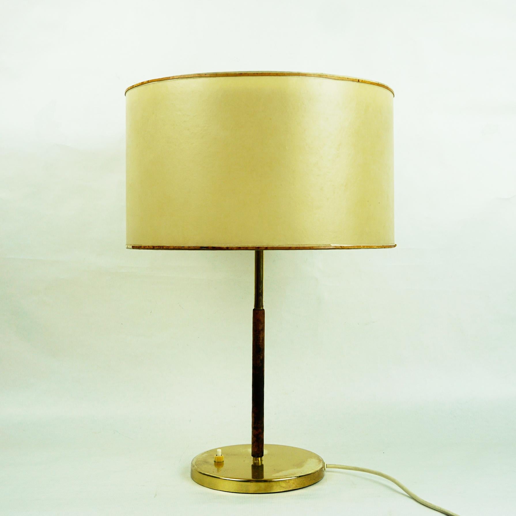 This excellent Austrian Midcentury brass and leather table lamp was designed 1965 and manufactured by J.T. Kalmar Vienna. The model name is Essen, mod. no is 1268.
It features a circular brass base and the stem is covered with cognac coloured