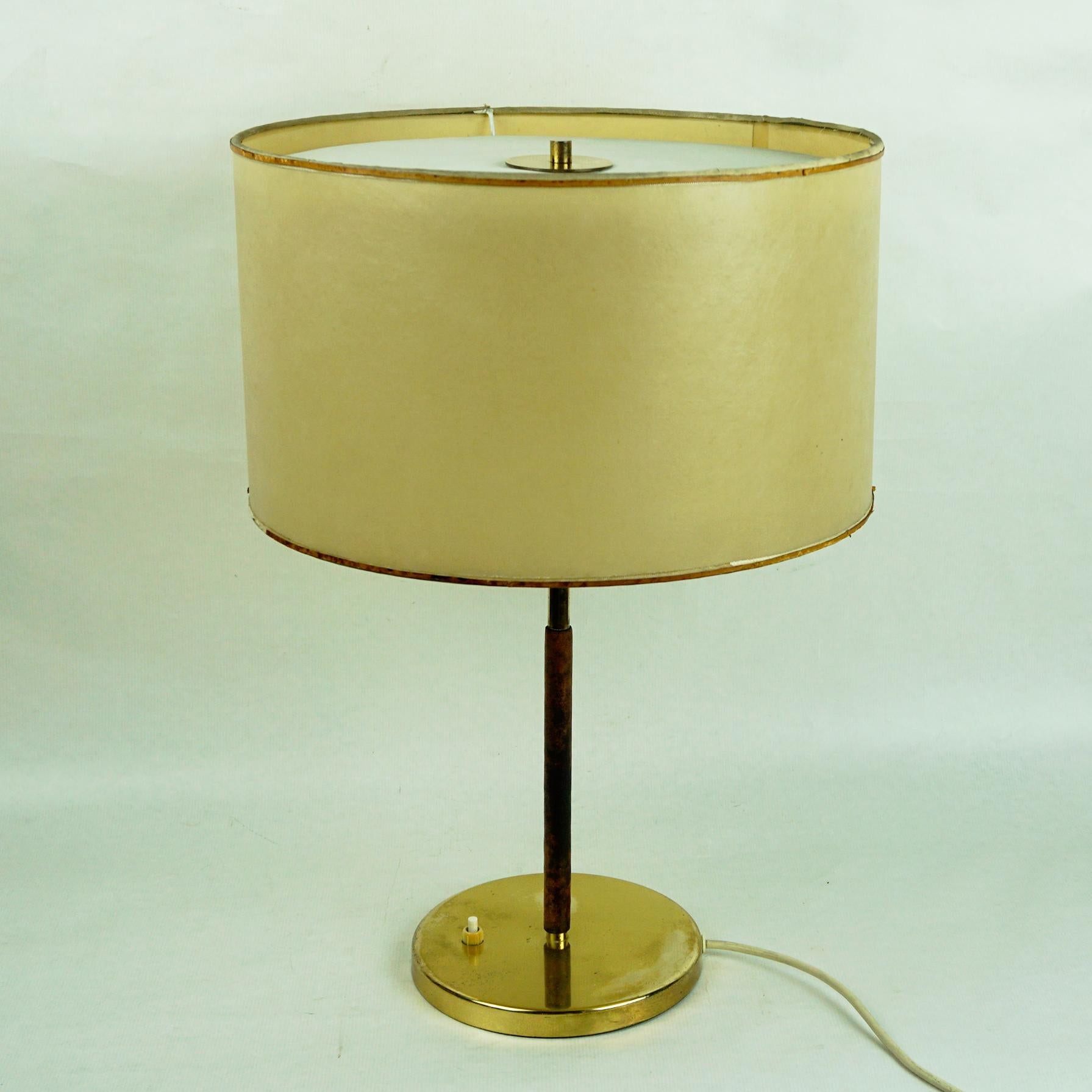 Mid-Century Modern Lampe de bureau autrichienne mi-siècle en laiton et cuir Mod. 1268 Essen par J. T. Kalmar en vente