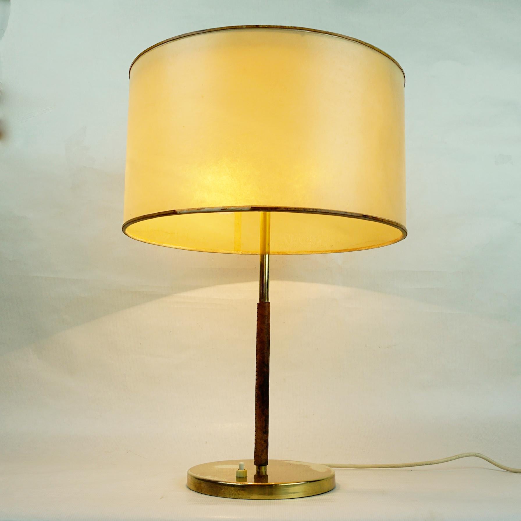 Autrichien Lampe de bureau autrichienne mi-siècle en laiton et cuir Mod. 1268 Essen par J. T. Kalmar en vente
