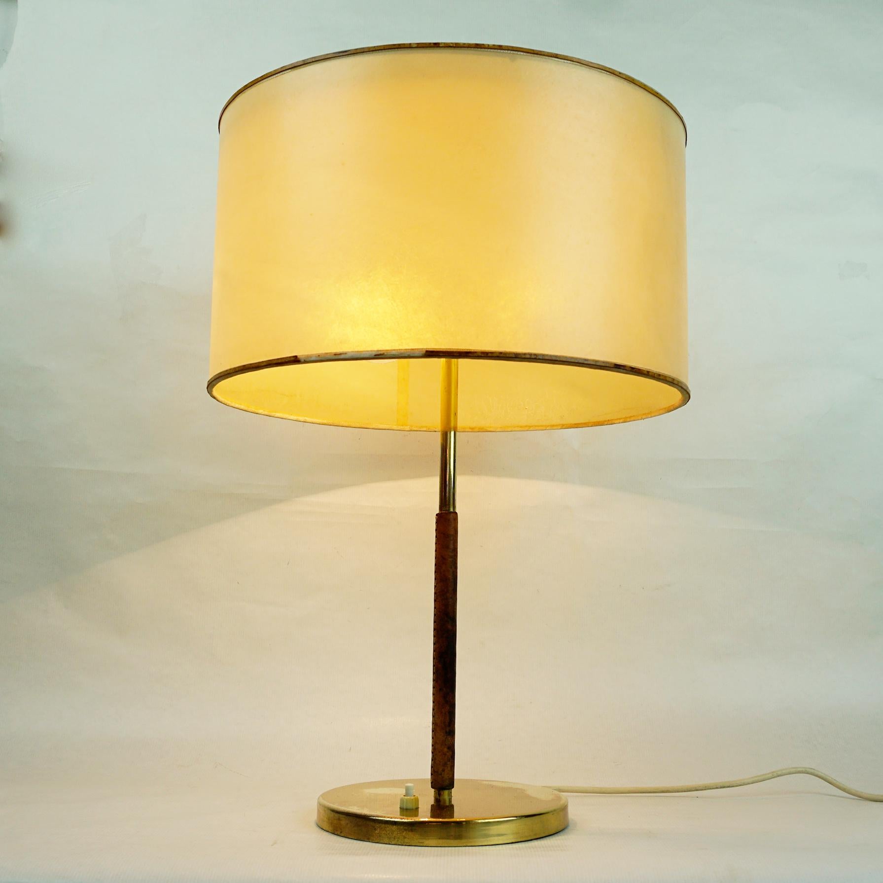 Mid-Century Modern Austrian Midcentury Brass and Leather Table Lamp Mod. 1268 Essen by J. T. Kalmar For Sale