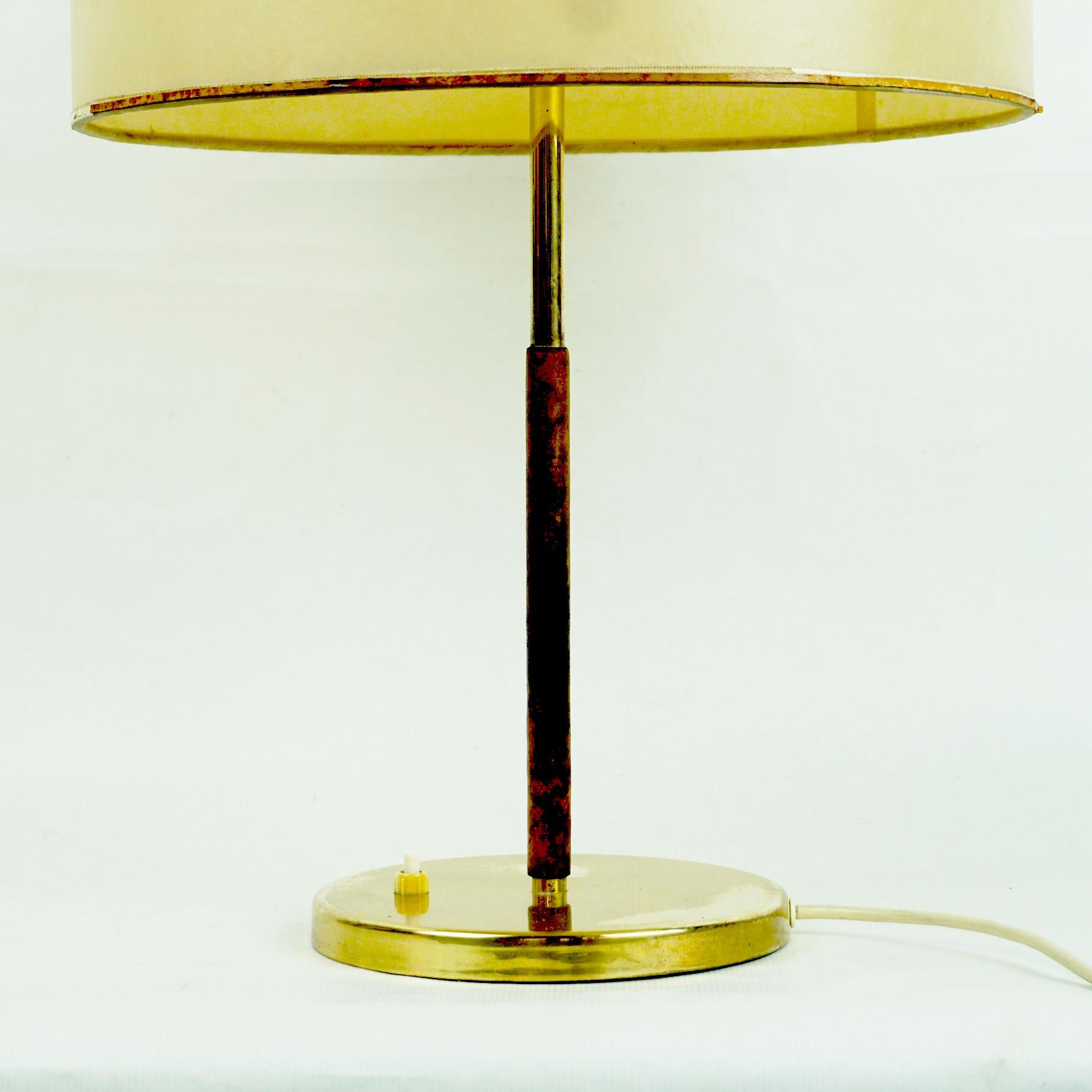 Austrian Midcentury Brass and Leather Table Lamp Mod. 1268 Essen by J. T. Kalmar In Good Condition For Sale In Vienna, AT