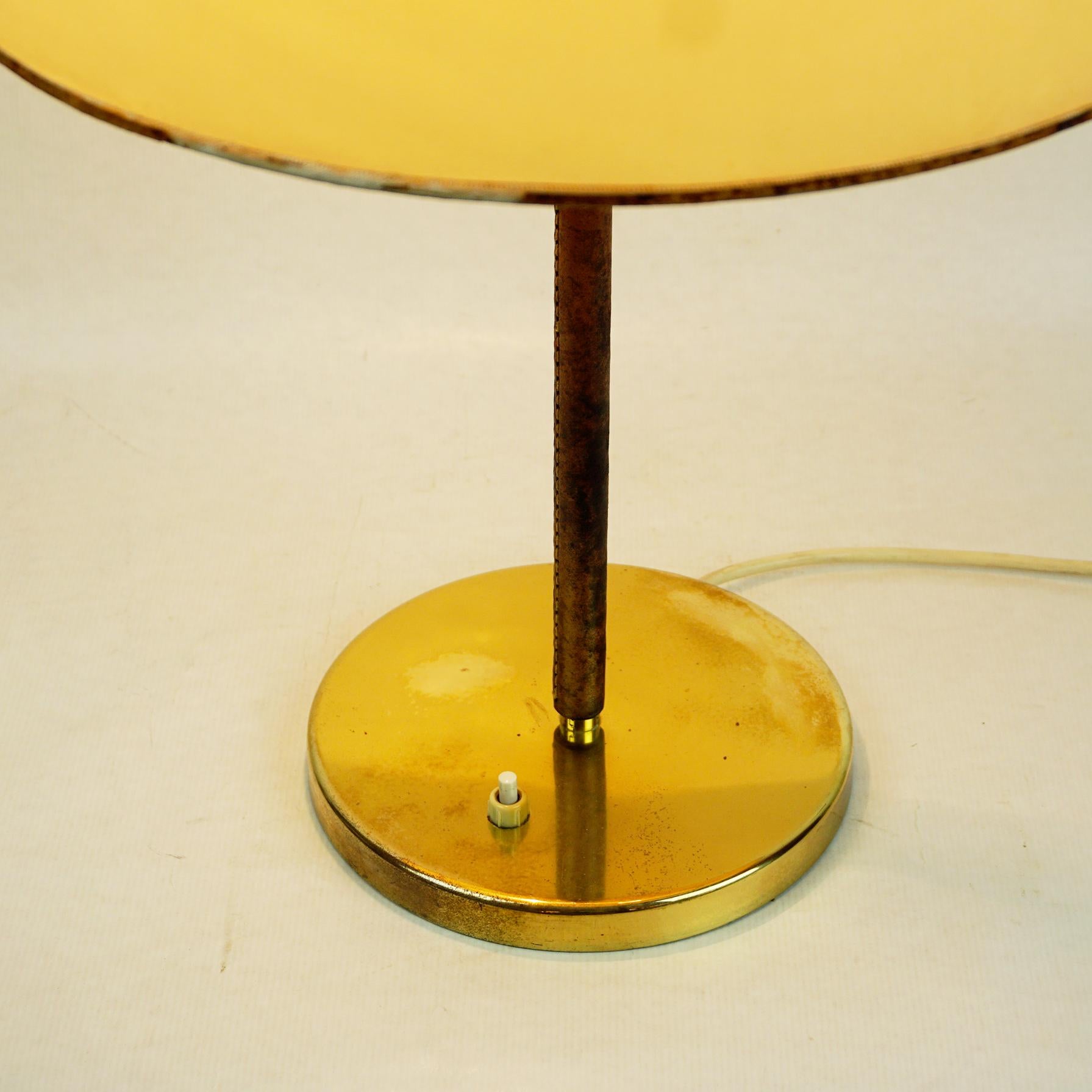 Austrian Midcentury Brass and Leather Table Lamp Mod. 1268 Essen by J. T. Kalmar For Sale 3