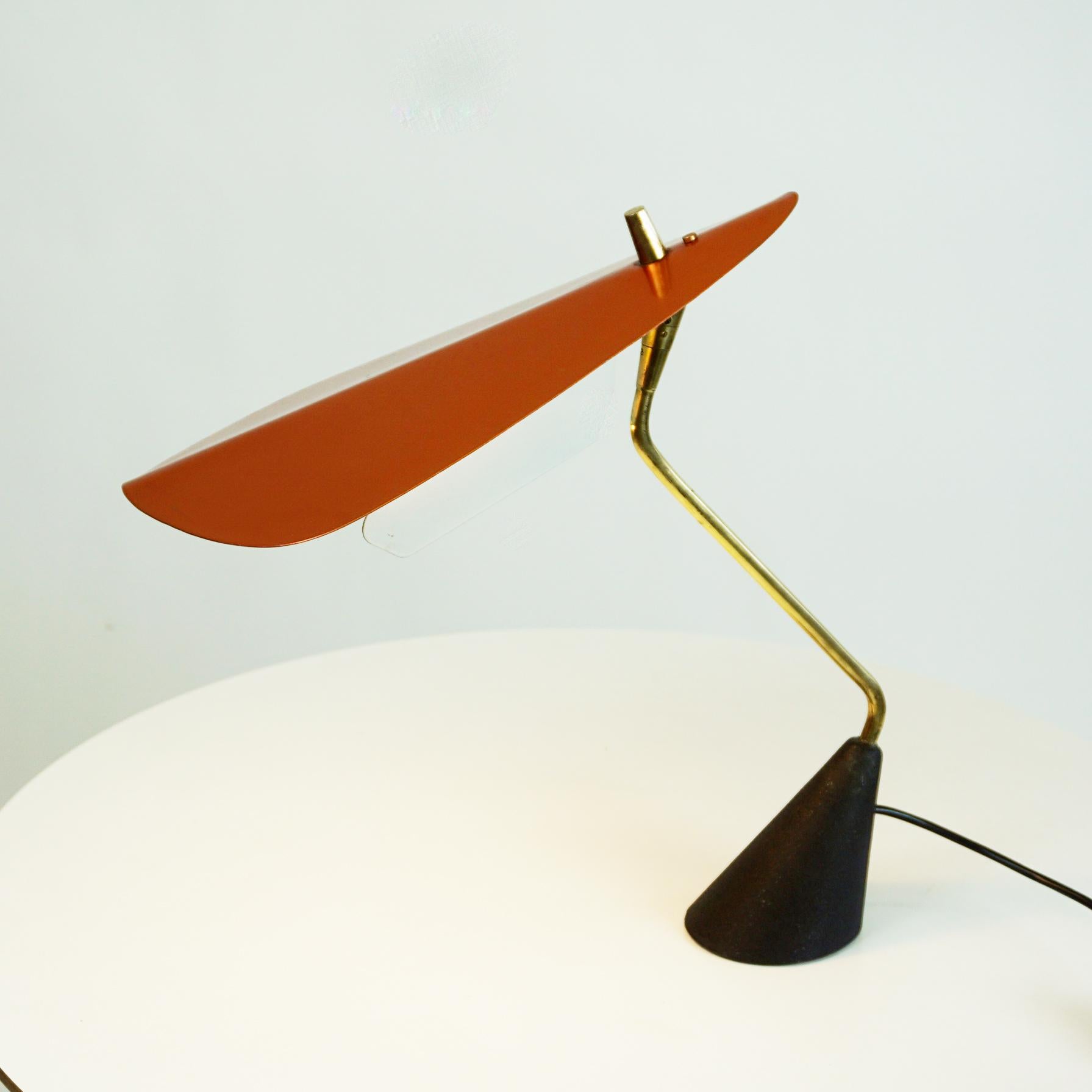Rare and very charming Austrian Mid-Century Modern brass table or desk lamp designed by Karl Hagenauer ca 1955 and produced by Werkstätte Hagenauer Vienna.
It features a sculptural construction with cast iron foot, brass tube and anodised aluminium