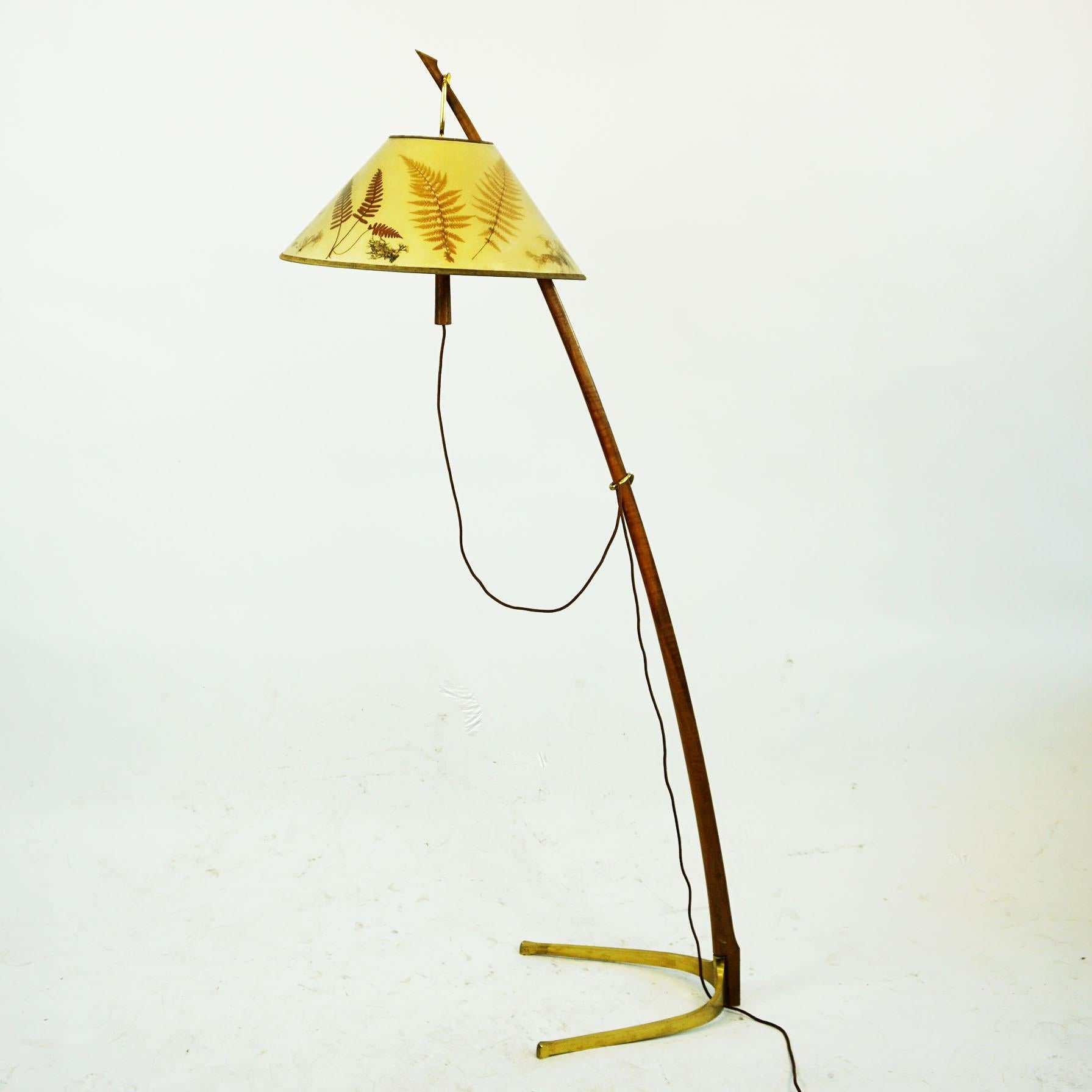 This beautiful Austrian midcentury Dornstab - thorn stick - floor lamp, was designed in 1947 and produced by J.T. Kalmar Vienna and has the Model No. 2076. It is made out of a wooden, shaped stem with a curved brass base and the original vintage