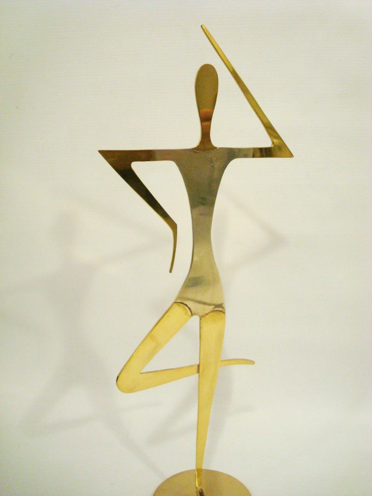 Mid-Century moderno Scultura austriaca di ginnasta femminile in ottone della metà del secolo scorso di Hagenauer in vendita