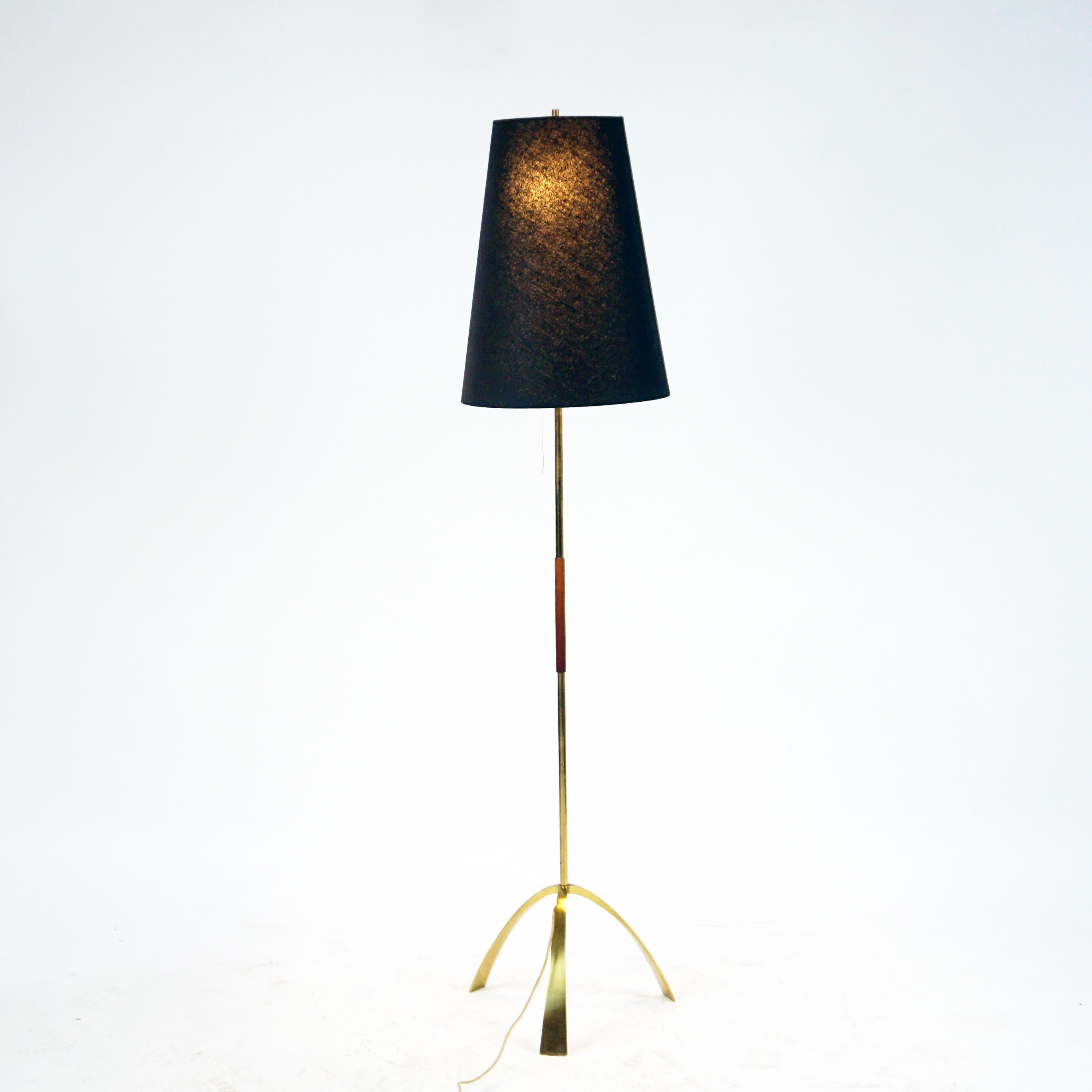 This charming Austrian Mid-Century Modern brass floor lamp has been designed and executed by J.T. Kalmar in Vienna Austria, Mod. 2105 Silone.
It features a tripod brass base and brass stem with Leather handle and two E27 light sockets.
J.T. Kalmar