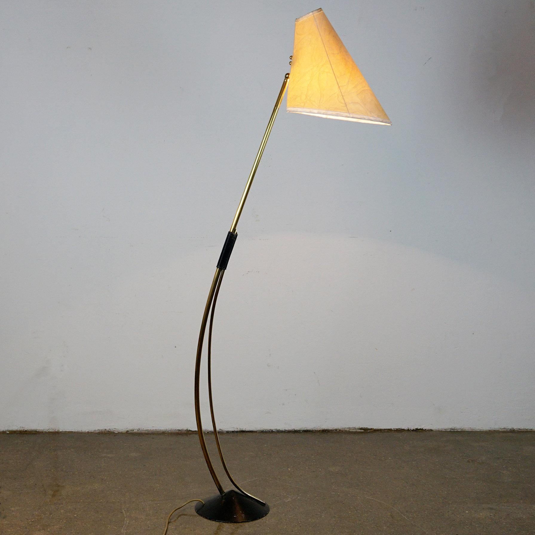 Very elegant and charming Austrian midcentury brass floor lamp. Its design and quality is very close to Models manufactured by Rupert Nikoll Vienna, who was one of the most important manufacturers in Vienna.
It features a brass stem and the original