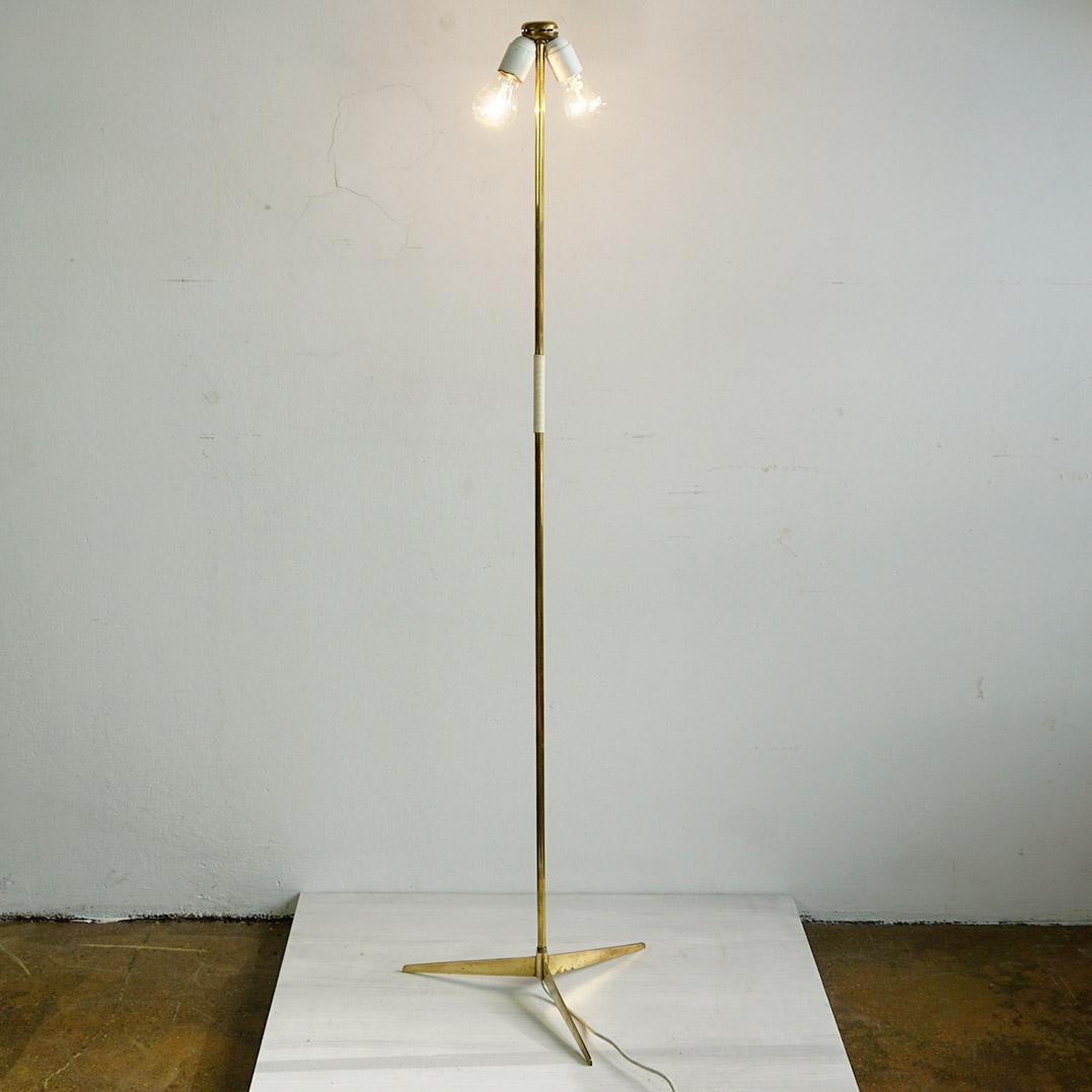 Österreichische Stehlampe aus Messing aus der Jahrhundertmitte Micheline von J.T. Kalmar im Angebot 7