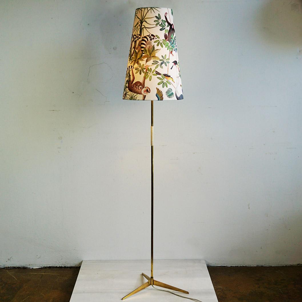 Ikonische österreichische Stehlampe aus Messing aus der Jahrhundertmitte namens Micheline, entworfen von Julius Theodor Kalmar für Kalmar, Mod. Nr. 2092, wie im Kalmar-Verkaufskatalog 1960 abgebildet, hergestellt in Österreich, ca. 1955. Bei dieser