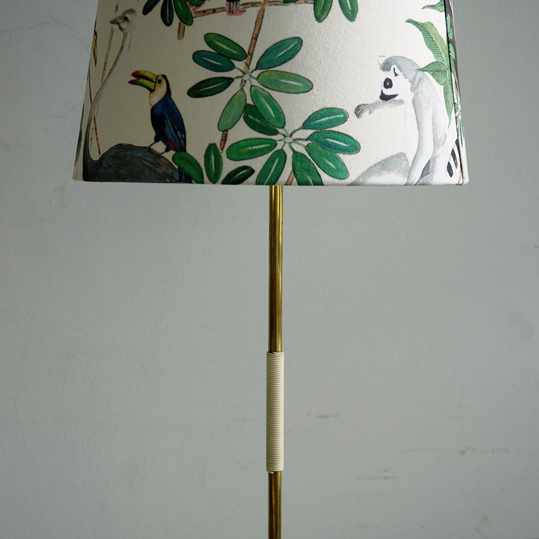 Österreichische Stehlampe aus Messing aus der Jahrhundertmitte Micheline von J.T. Kalmar (Mitte des 20. Jahrhunderts) im Angebot