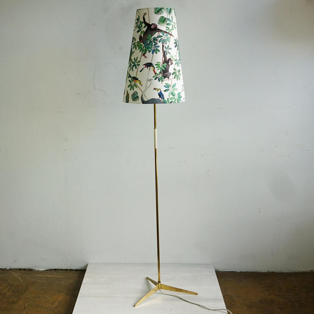 Österreichische Stehlampe aus Messing aus der Jahrhundertmitte Micheline von J.T. Kalmar im Angebot 3