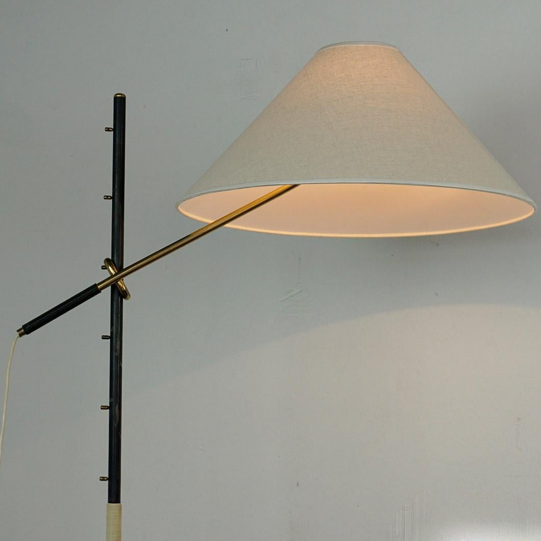 Lampadaire autrichien du milieu du siècle dernier en laiton Mod. 2097 Pelikan par J.T. Kalmar en vente 4