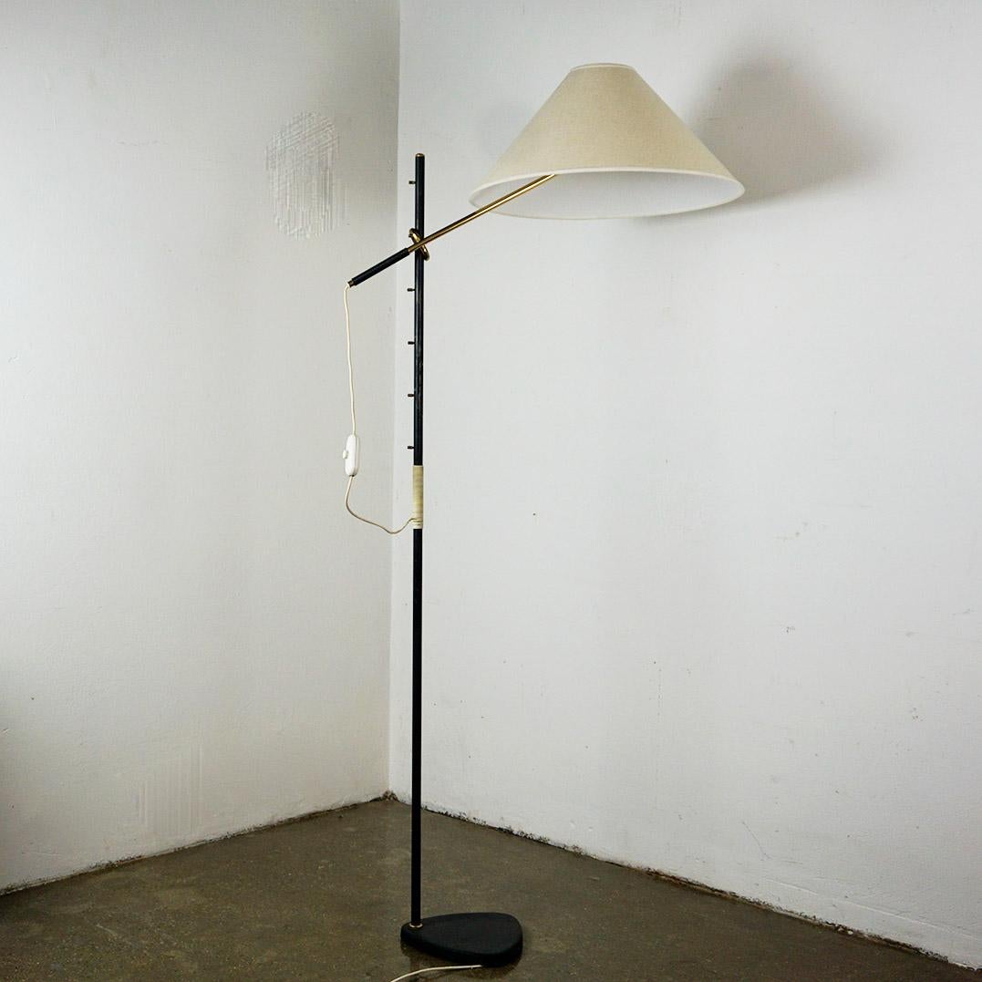 Ce rare lampadaire autrichien en laiton à hauteur réglable du milieu du siècle dernier, modèle 'Pelikan' (engl. 'Pelican') no. 2097, a été conçu et fabriqué par J.T. Kalmar Vienne.
La lampe est documentée dans le catalogue Kalmar de 1960.
Il est