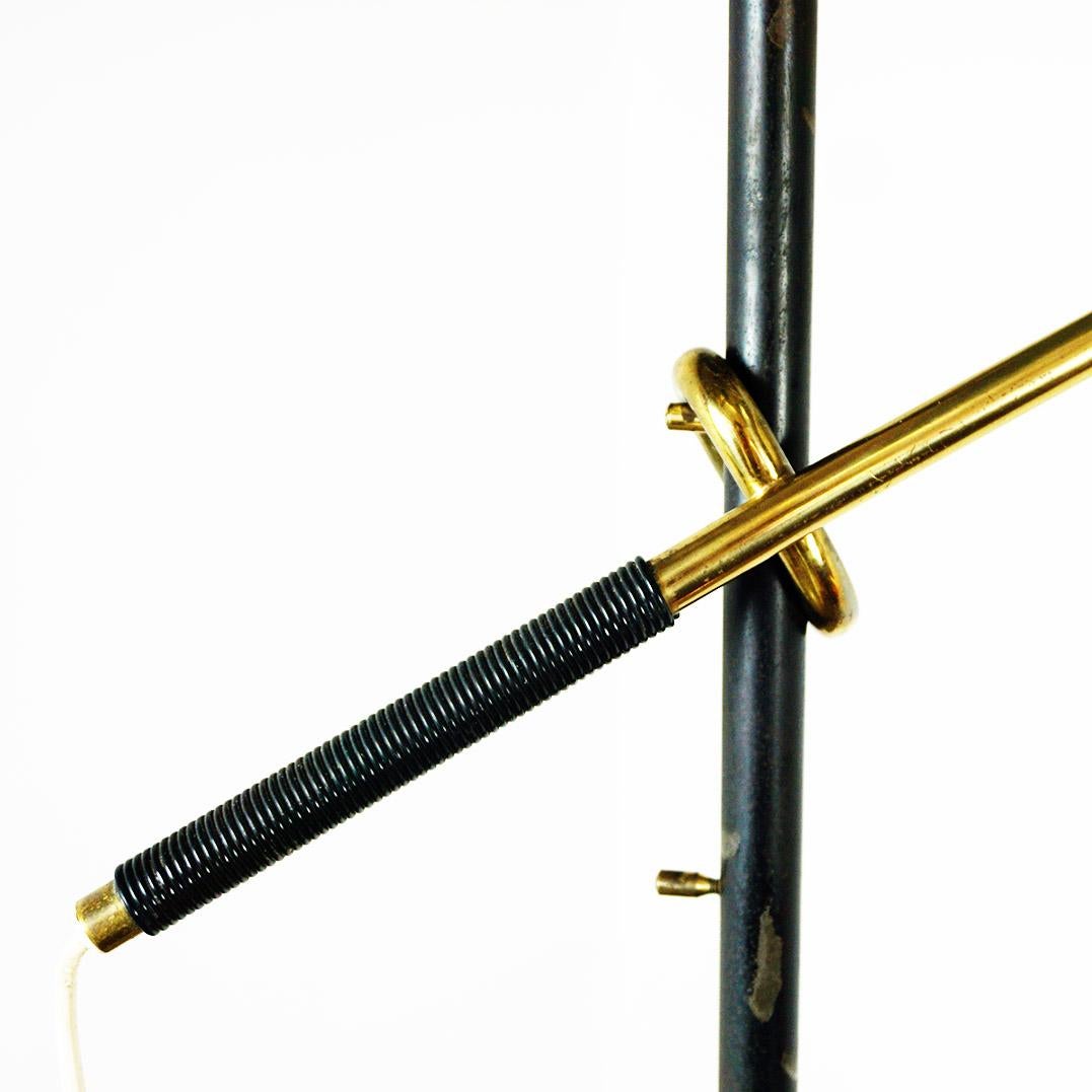 Lámpara de pie austriaca de latón de mediados de siglo Mod. 2097 Pelikan de J.T. Kalmar Vaciado en venta