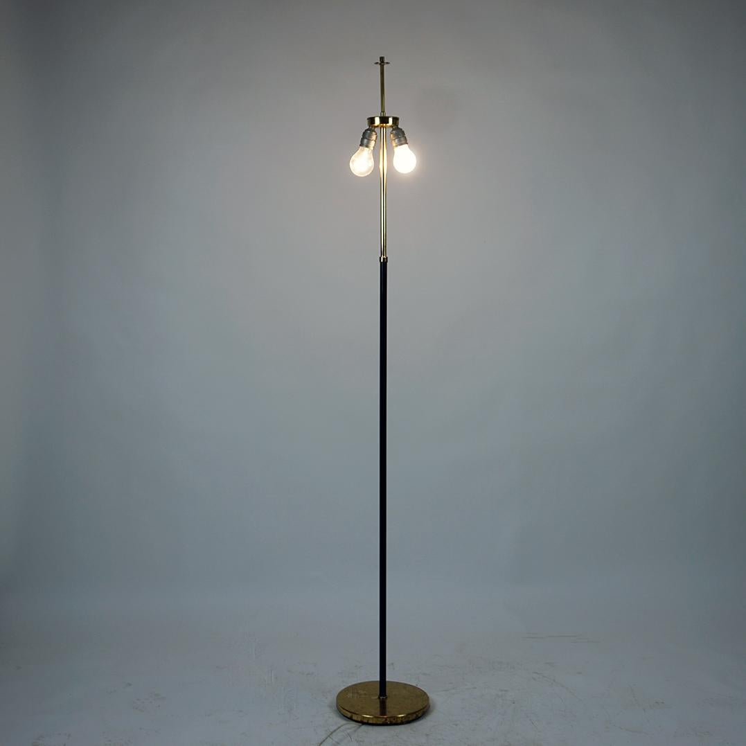 This charming Austrian midcentury floor lamp features a black lacquered metal and brass base and a brass final fitting on the top which holds the shade, which has been renewed and its fabric shows pink Flamingo and green floral decor.
Its style and