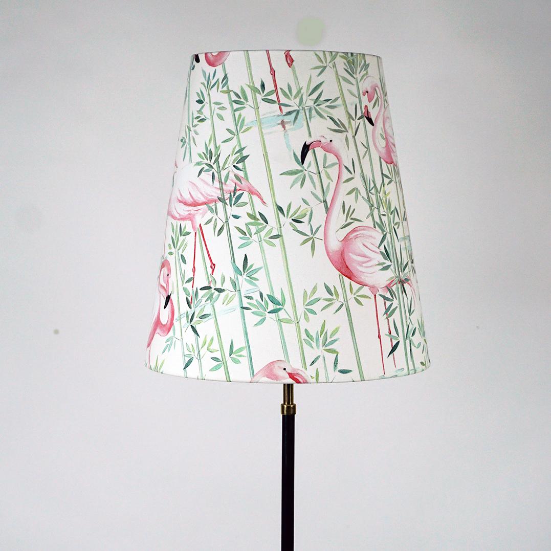 Österreichische Stehlampe aus Messing der Jahrhundertmitte mit rosa Flamingo-Schirm (Metall) im Angebot
