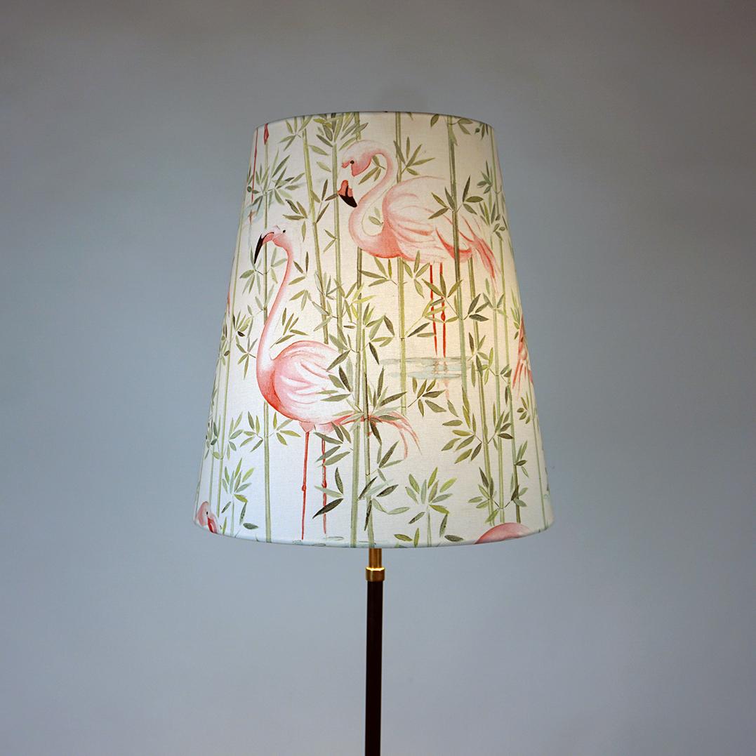 Österreichische Stehlampe aus Messing der Jahrhundertmitte mit rosa Flamingo-Schirm im Angebot 1