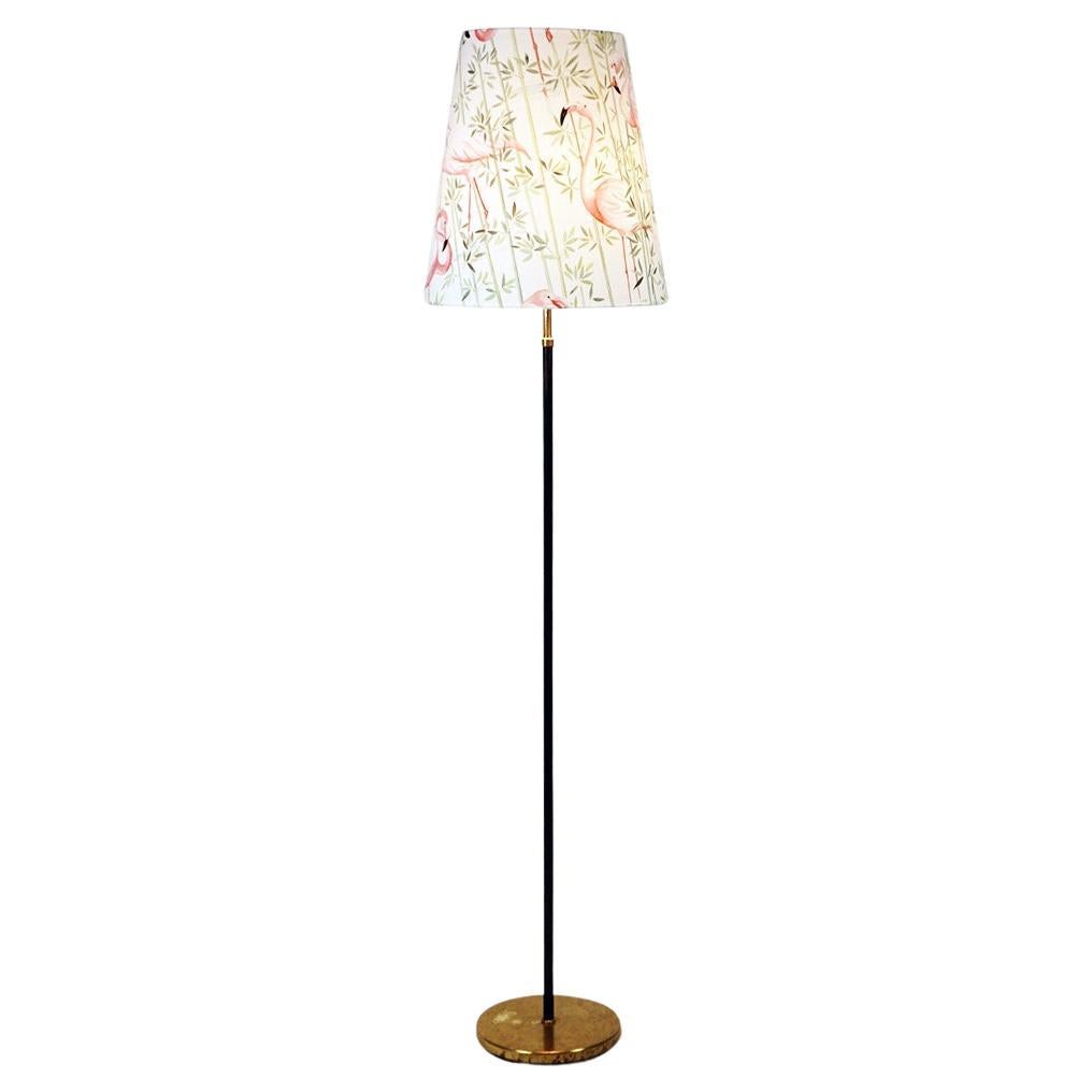 Österreichische Stehlampe aus Messing der Jahrhundertmitte mit rosa Flamingo-Schirm im Angebot