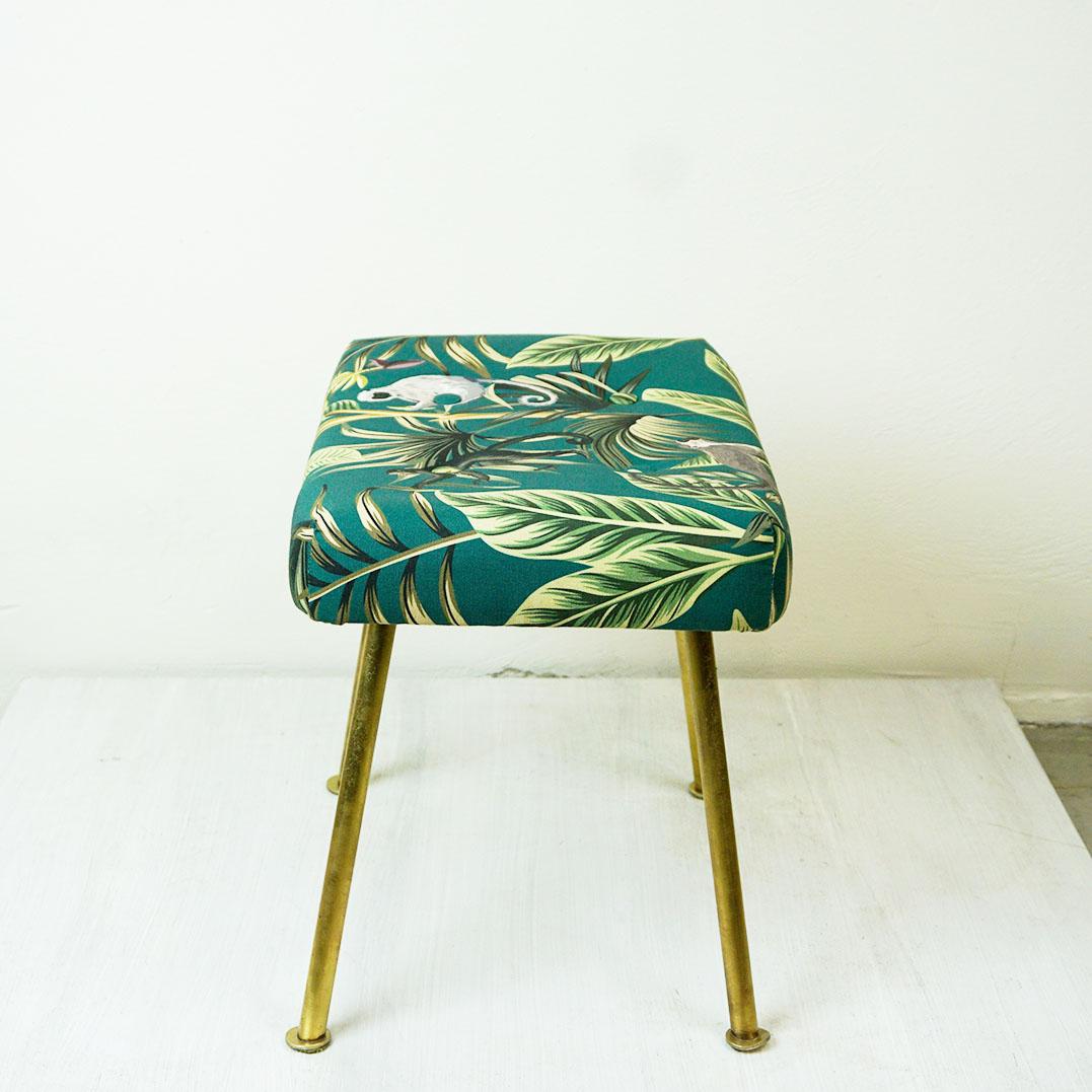 Tabouret autrichien en laiton du milieu du siècle avec tissu Ape vert en vente 3