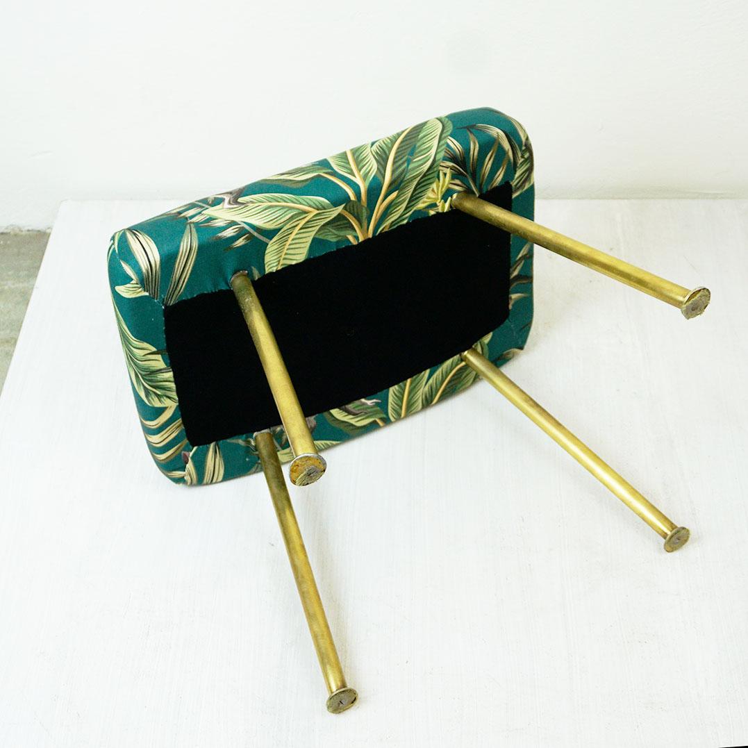 Tabouret autrichien en laiton du milieu du siècle avec tissu Ape vert en vente 4