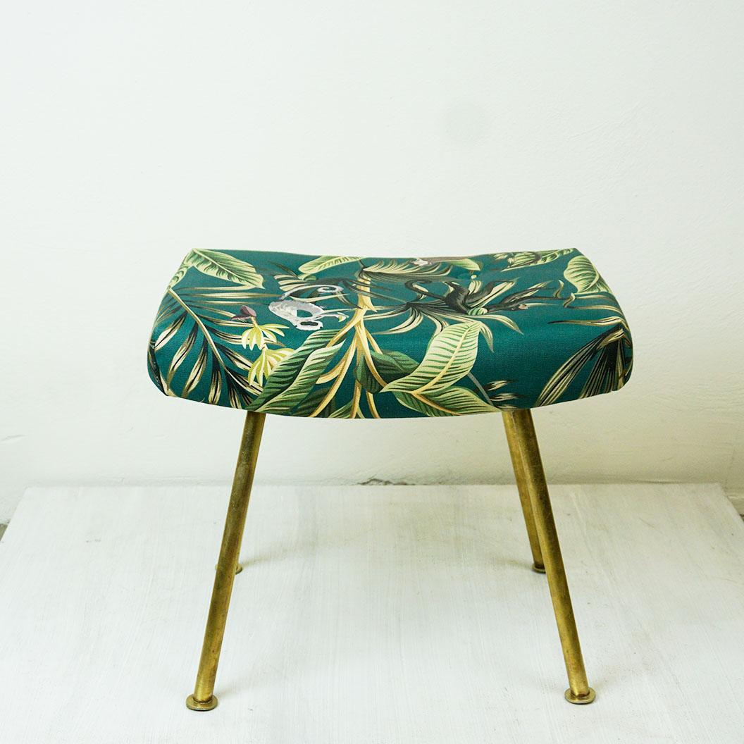 Cet étonnant tabouret en laiton du milieu du siècle présente une  base  avec une élégante et fine  pieds fuselés en laiton et l'assise est recouverte d'un nouveau tissu vert ape.

 Un ajout parfait à un salon, un bureau, une entrée ou une
