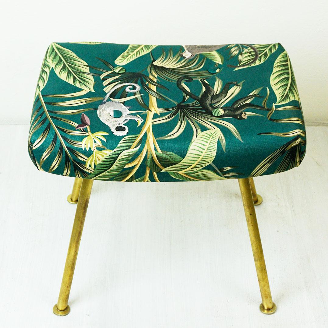 Mid-Century Modern Tabouret autrichien en laiton du milieu du siècle avec tissu Ape vert en vente
