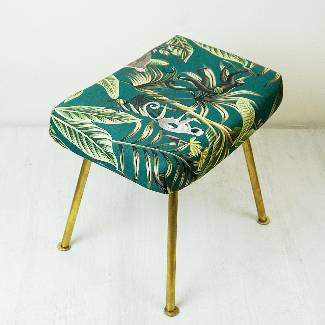 Tabouret autrichien en laiton du milieu du siècle avec tissu Ape vert Bon état - En vente à Vienna, AT