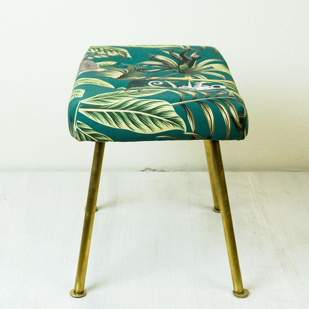 Milieu du XXe siècle Tabouret autrichien en laiton du milieu du siècle avec tissu Ape vert en vente