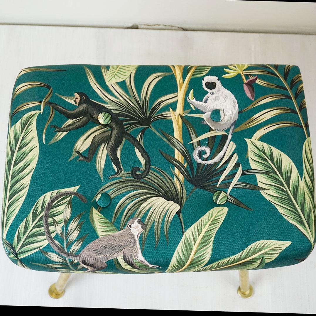 Laiton Tabouret autrichien en laiton du milieu du siècle avec tissu Ape vert en vente