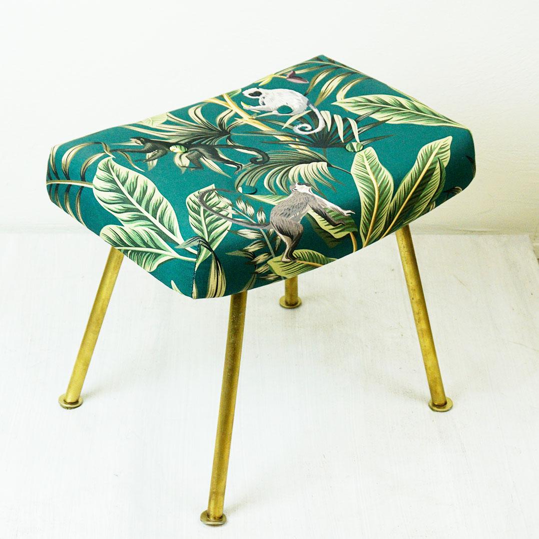 Tabouret autrichien en laiton du milieu du siècle avec tissu Ape vert en vente 2