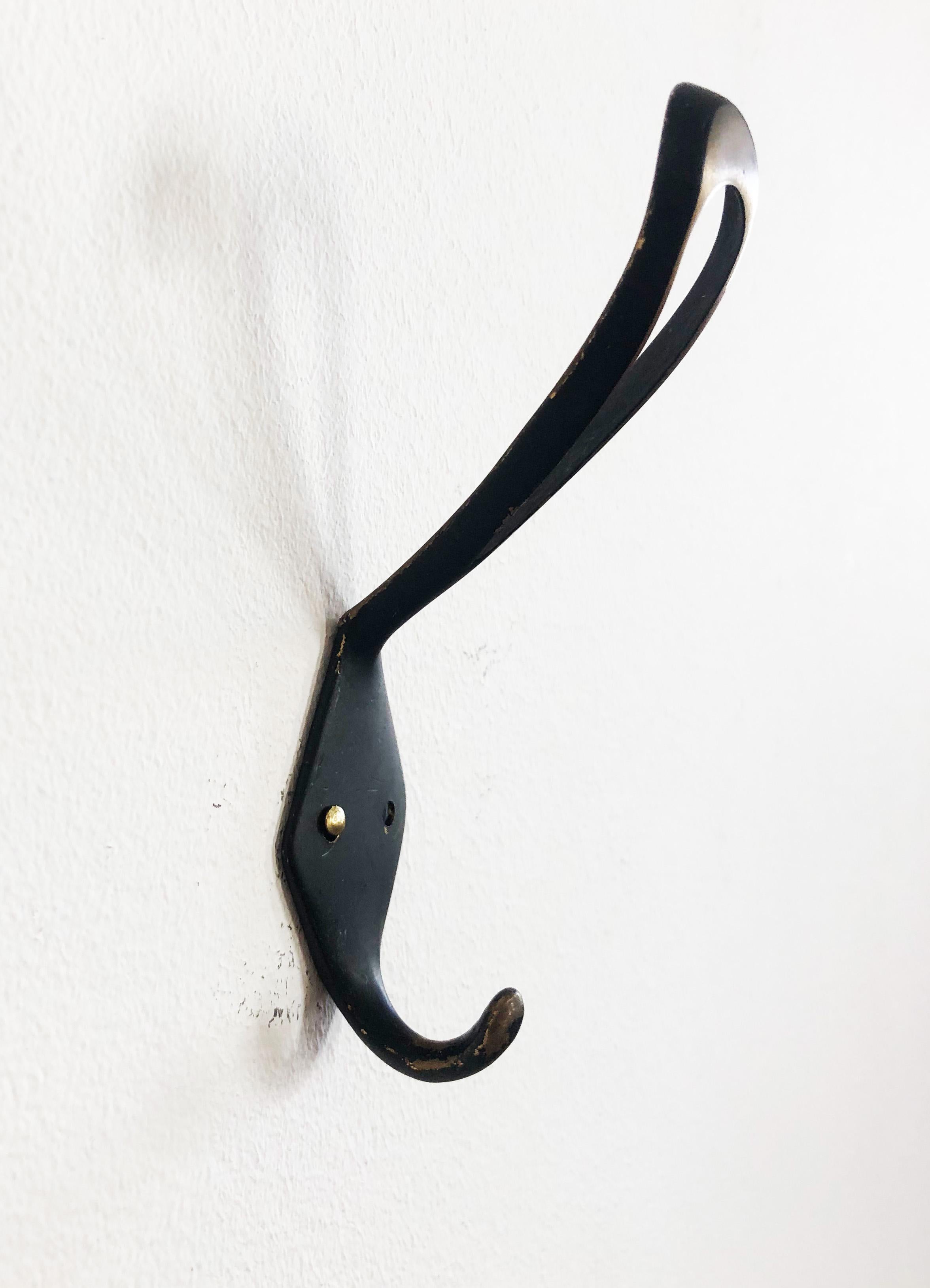Ebonized brass coat, hat hooks, elegant shape and perfect quality made in Austria in the 1950s.
Up to four piece available.