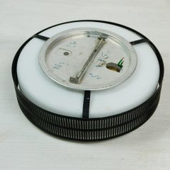 Österreichische Deckenleuchte aus rundem schwarzem Metall und Opalglas aus der Mitte des Jahrhunderts