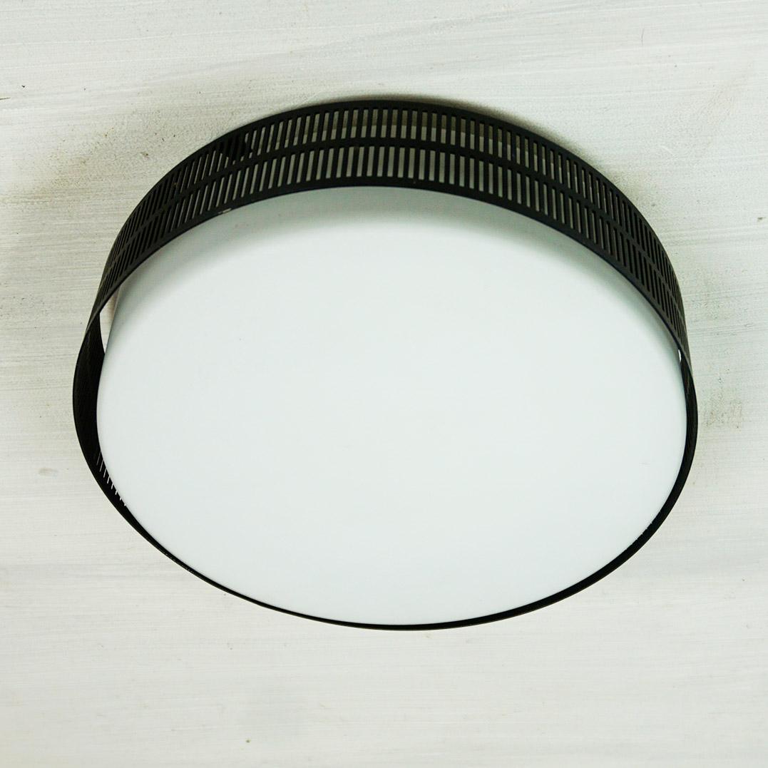 Mid-Century Modern Plafonnier circulaire autrichien du milieu du siècle en métal noir et verre opalin en vente