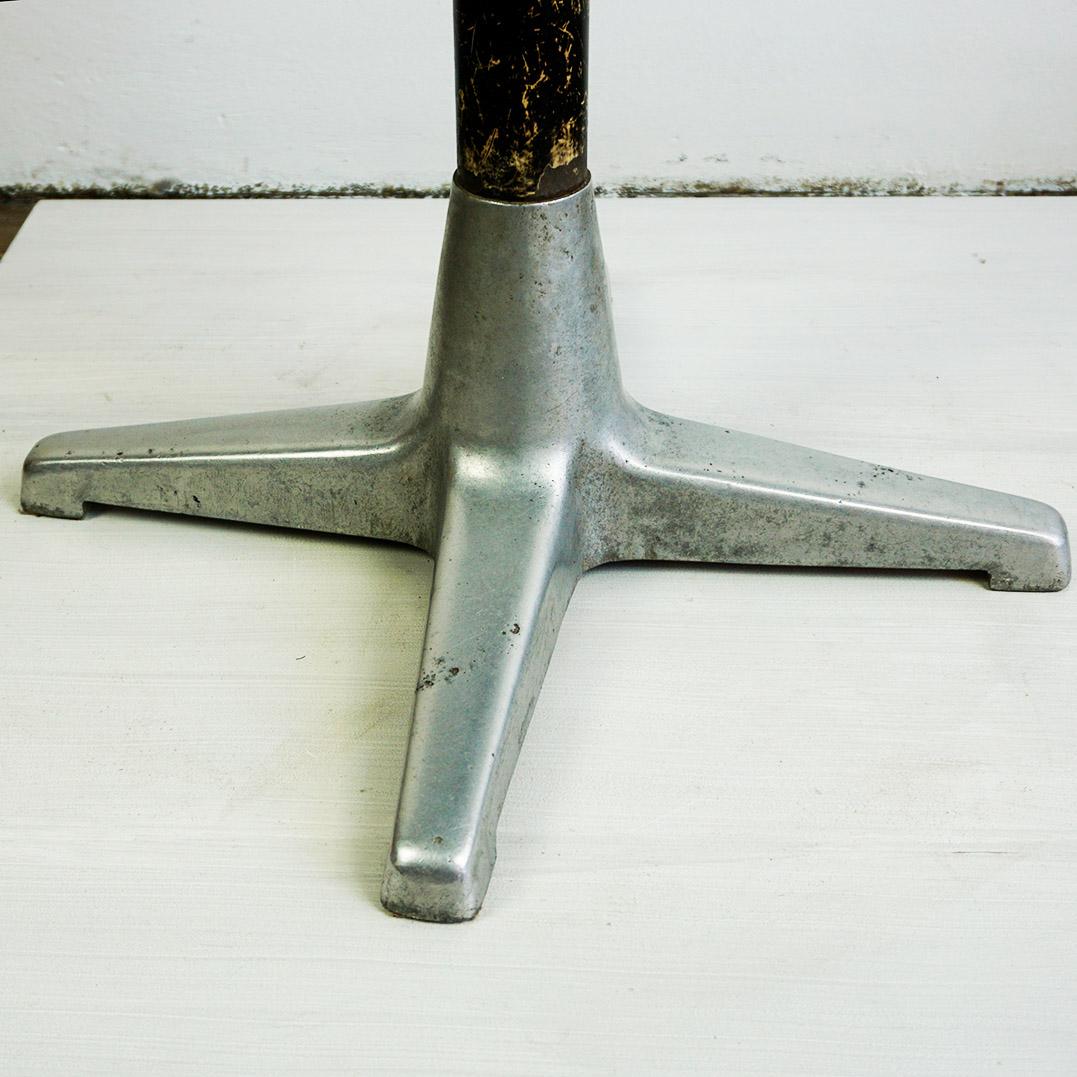Métal Table basse autrichienne du milieu du siècle dernier dans le style d'Oswald Haerdtl en vente