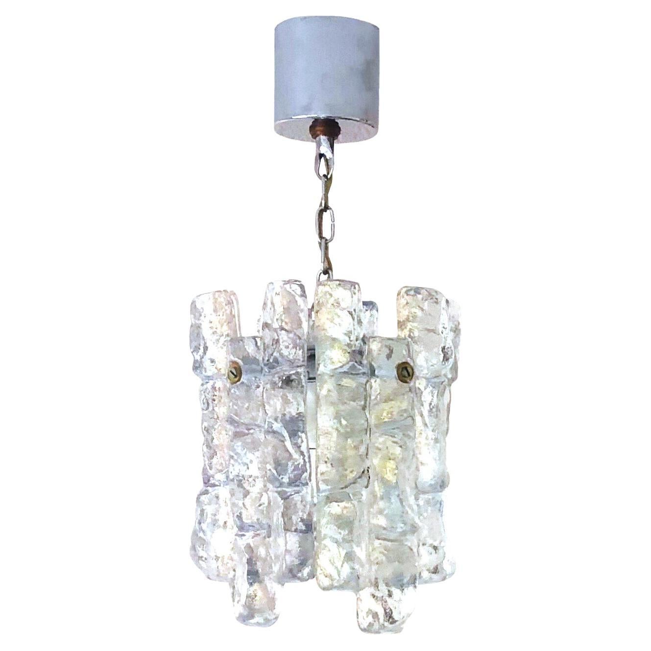 Austrian Midcentury Ice-Glass Chandelier by Kalmar, Model "Sierra", 1970s en venta