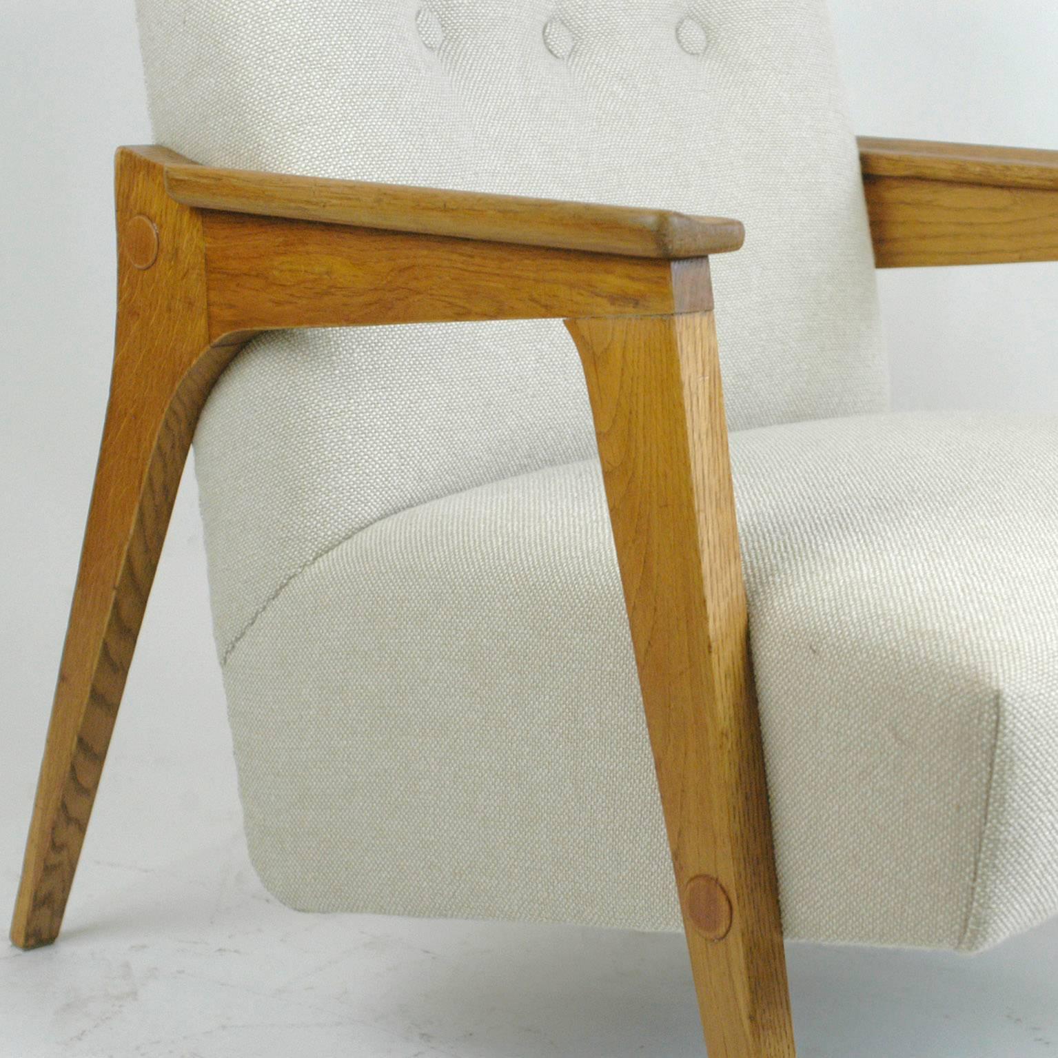 Amazing and comfortable oak armchair designed by the Austrian Post War architect Oskar Riedel. Wooden frame and new upholstery with top quality fabric by Kvadrat Denmark.
Together with the well known Architects Roland Rainer and Oswald Haerdtl