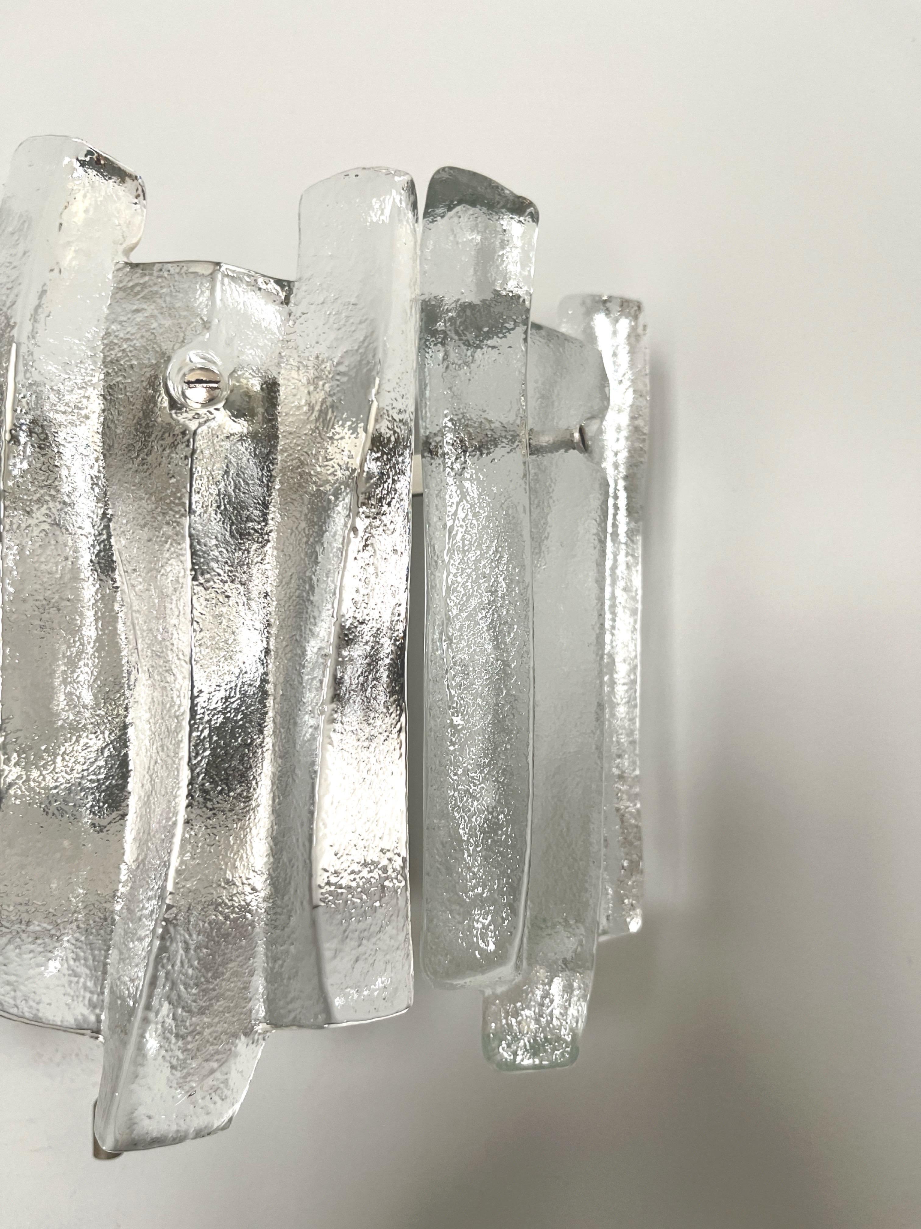 Österreichisches Wandleuchterpaar „Fuente“ aus Eisglas aus der Mitte des Jahrhunderts von Kalmar, 1970er Jahre (Moderne der Mitte des Jahrhunderts) im Angebot