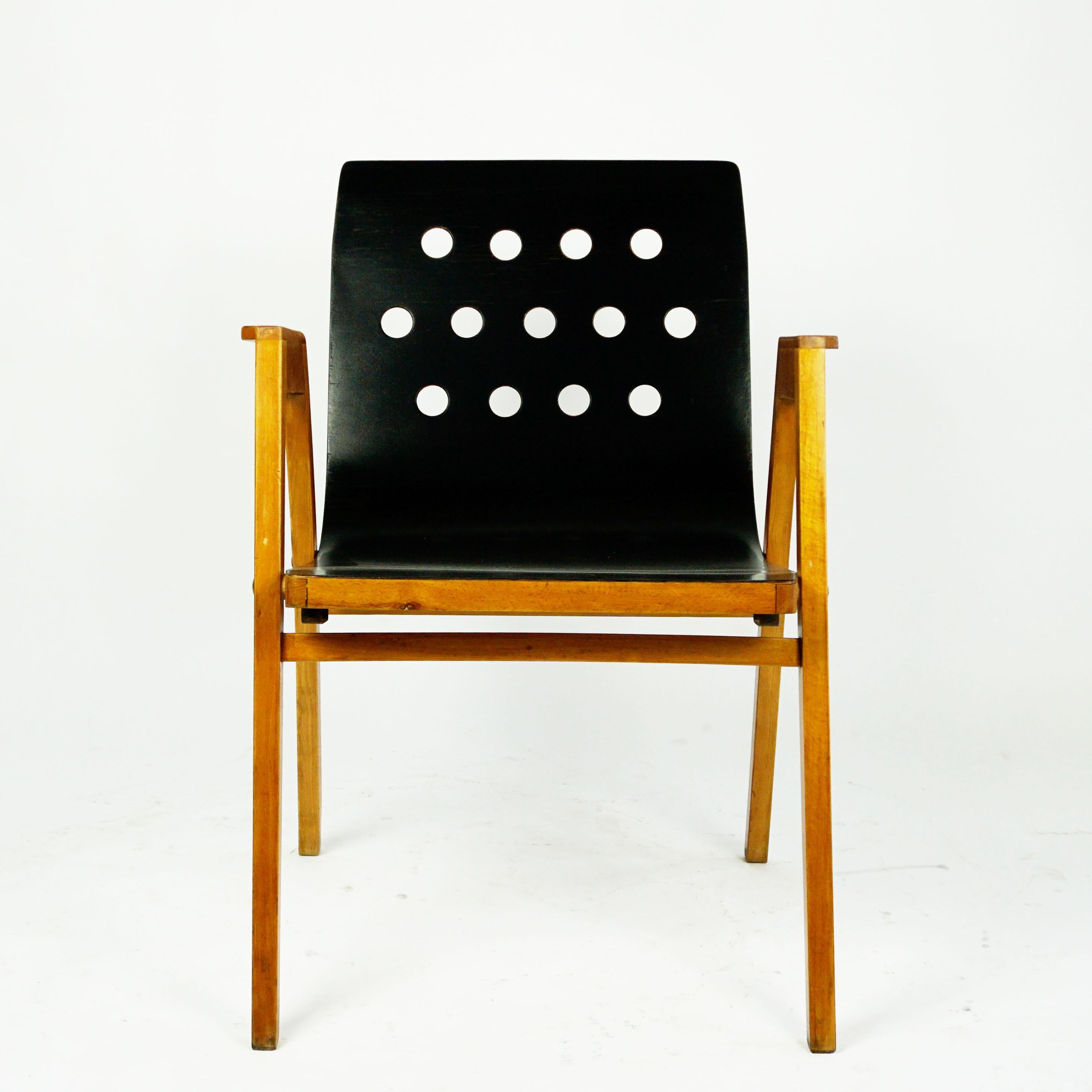 Österreichische Sessel aus Buchenholz aus der Mitte des Jahrhunderts in sehr gutem, leicht restauriertem und aufgearbeitetem Zustand. Die Sitze und perforierte Rückenlehnen sind aus gebogenem Sperrholz gefertigt.
Dieses ikonische Set wurde von