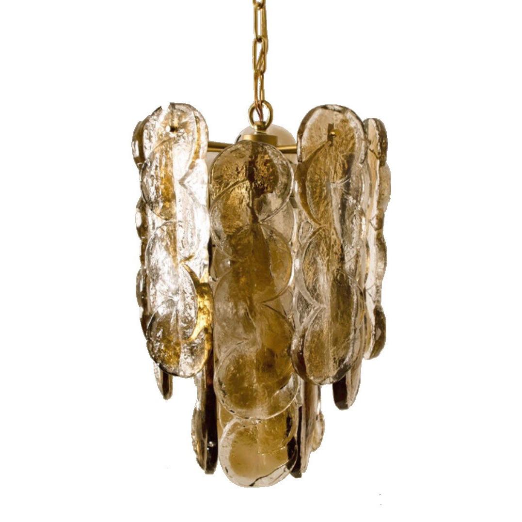 Stunning and marvellous Austrian midcentury chandelier from 1970s.
This chandelier was made during the 1970s in Austria by Kalmar.
This piece is composed by 15 units of Smoked Ice-glass blocks (H 21 cm 8.27 in. x W 10 cm 3.94 in.) and golden metal