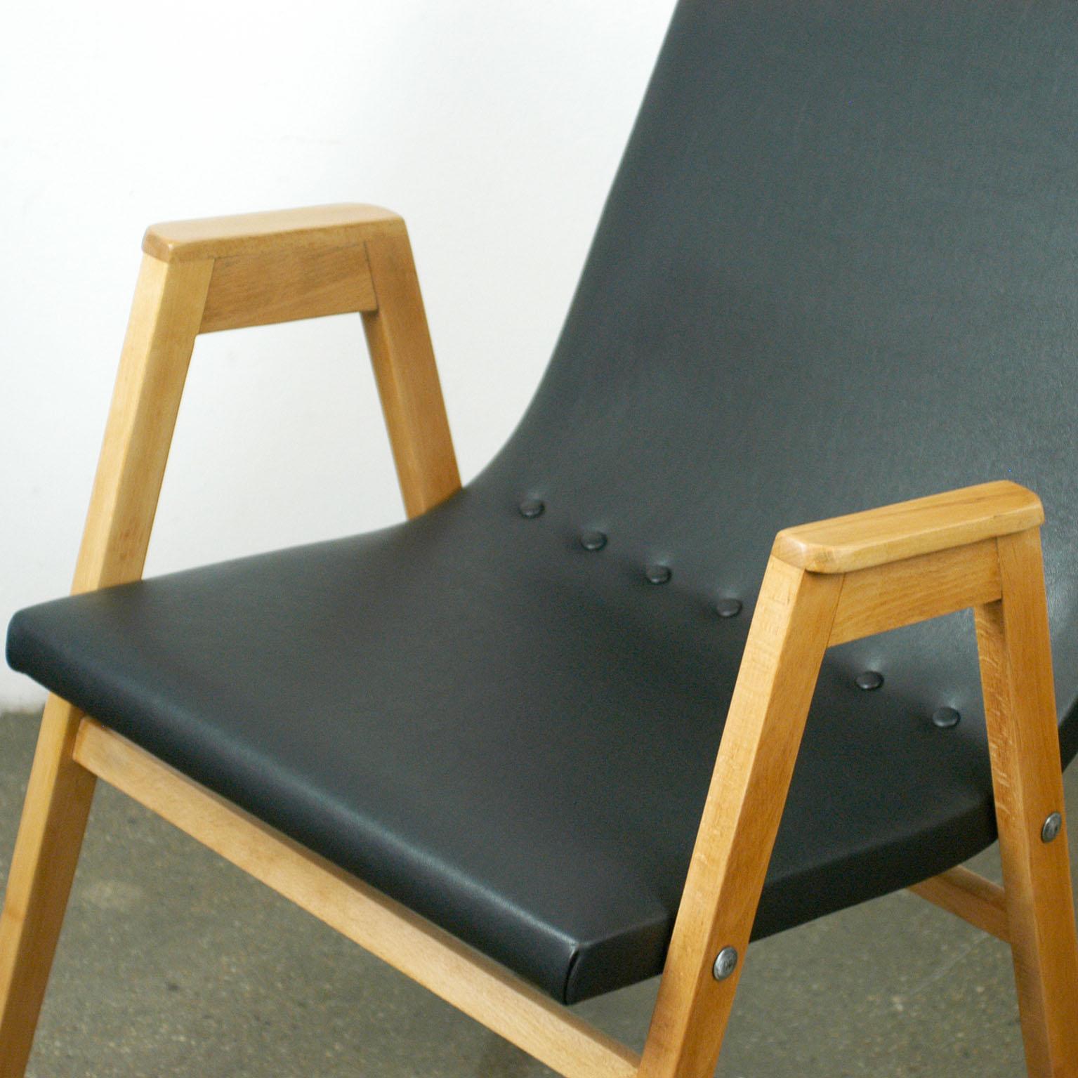 Fauteuil empilable autrichien du milieu du siècle dernier en hêtre de Roland Rainer Bon état - En vente à Vienna, AT