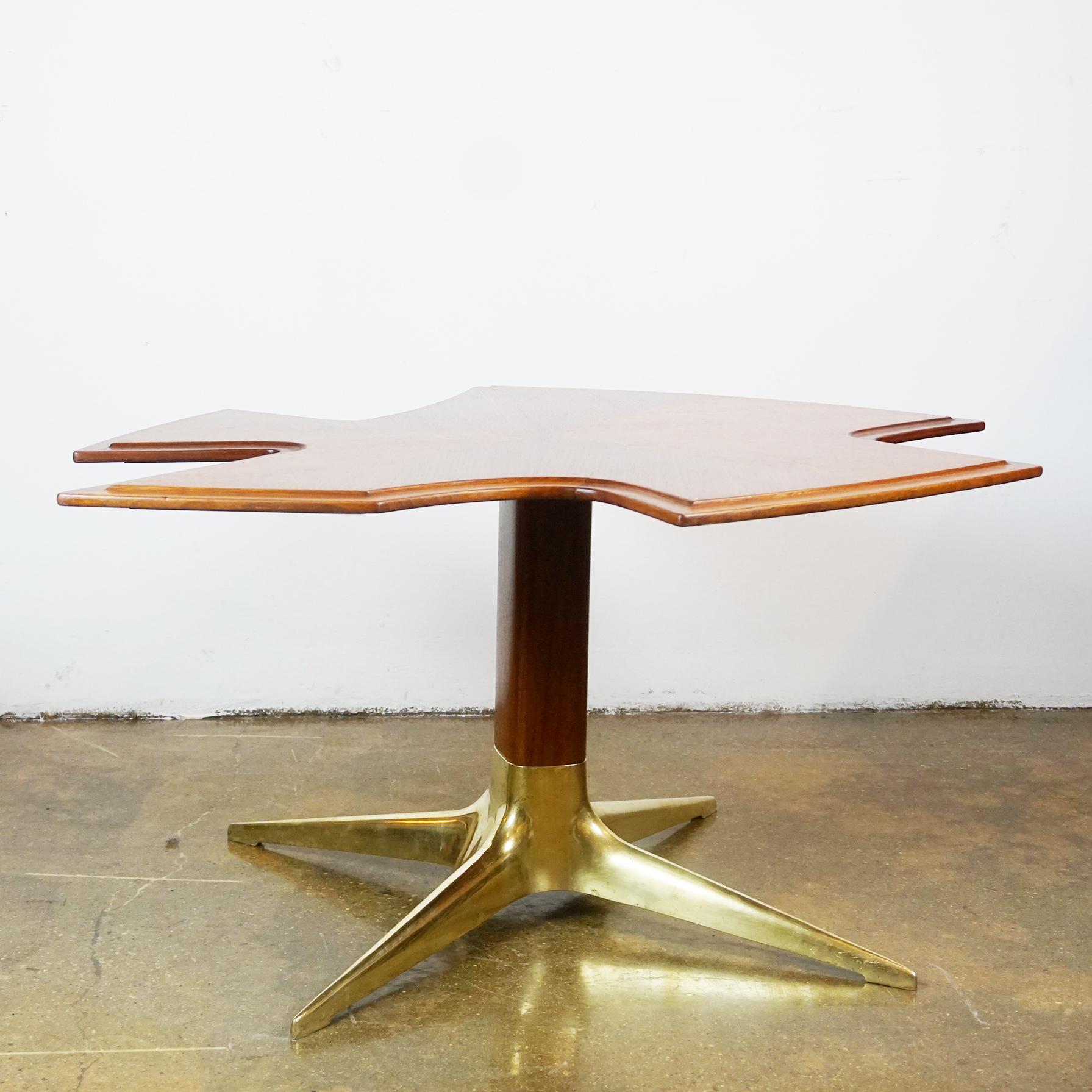 Cette remarquable table basse ou table d'appoint ou table de canapé a été conçue par l'architecte et designer autrichien Oswald Haerdtl et fabriquée dans les années 1950 à Vienne. Il est doté d'un lourd pied en laiton, d'un manche en noyer et d'un